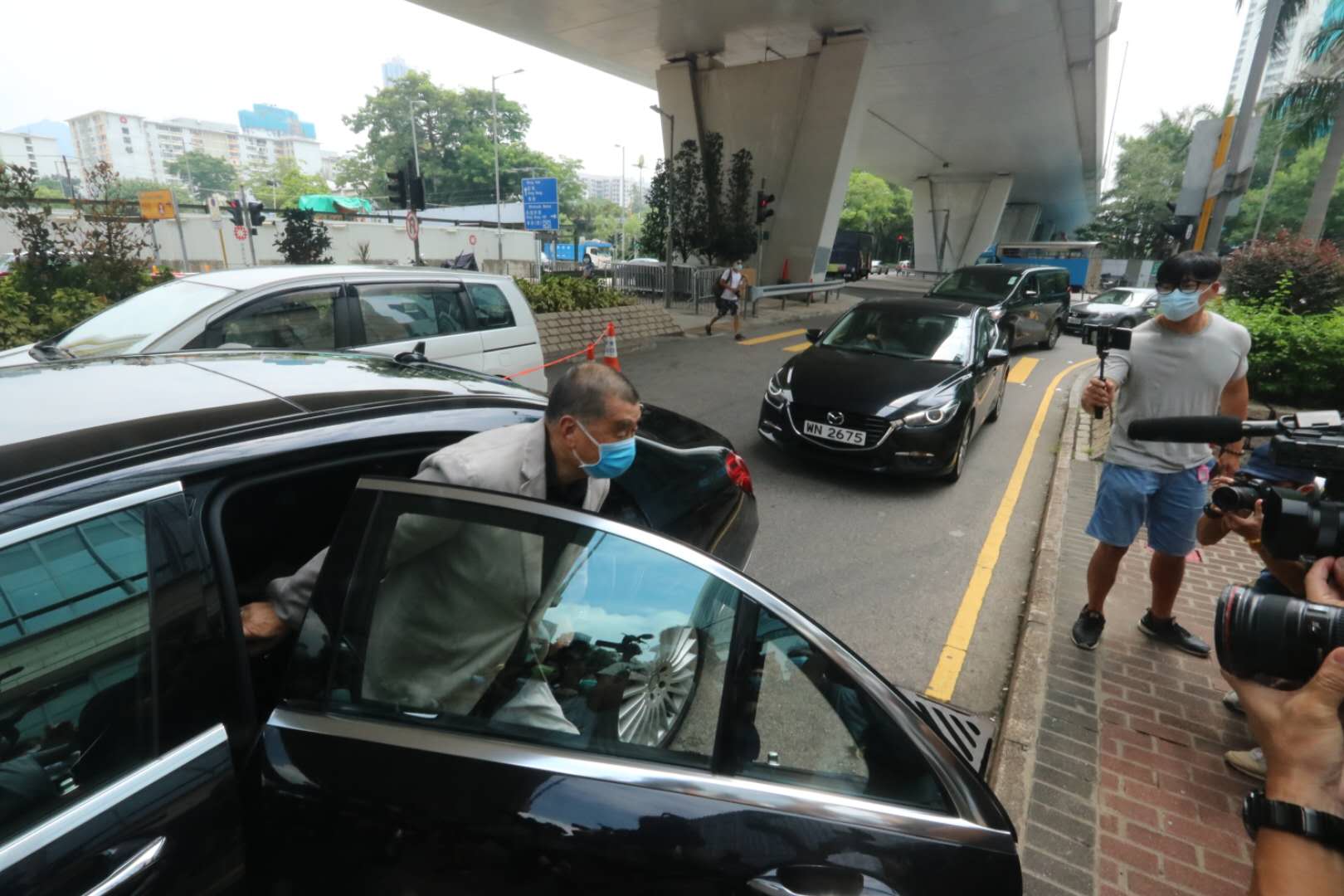 黎智英刑恐案早前在西九龍法院展開為期3天的審訊，控方先後傳召3名證人出庭作供，並在法庭播放現場片段和黎事後接受警方調查時的警誡錄影會面紀錄。法庭於本月24日已裁定案件表證成立，案件押後至今日(28日)上午再訊。黎智英現身西九龍法院，控辯雙方稍後會於庭上結案陳詞，市民團體在法院外抗議要求嚴懲賣國賊。
