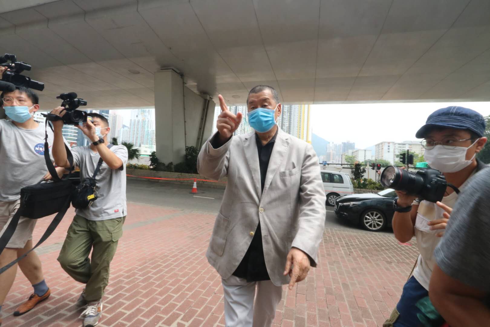 黎智英刑恐案早前在西九龍法院展開為期3天的審訊，控方先後傳召3名證人出庭作供，並在法庭播放現場片段和黎事後接受警方調查時的警誡錄影會面紀錄。法庭於本月24日已裁定案件表證成立，案件押後至今日(28日)上午再訊。黎智英現身西九龍法院，控辯雙方稍後會於庭上結案陳詞，市民團體在法院外抗議要求嚴懲賣國賊。
