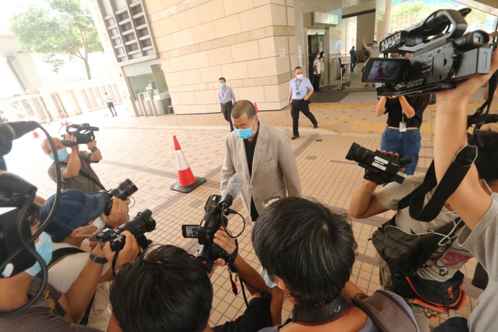 黎智英刑恐案早前在西九龍法院展開為期3天的審訊，控方先後傳召3名證人出庭作供，並在法庭播放現場片段和黎事後接受警方調查時的警誡錄影會面紀錄。法庭於本月24日已裁定案件表證成立，案件押後至今日(28日)上午再訊。黎智英現身西九龍法院，控辯雙方稍後會於庭上結案陳詞，市民團體在法院外抗議要求嚴懲賣國賊。
