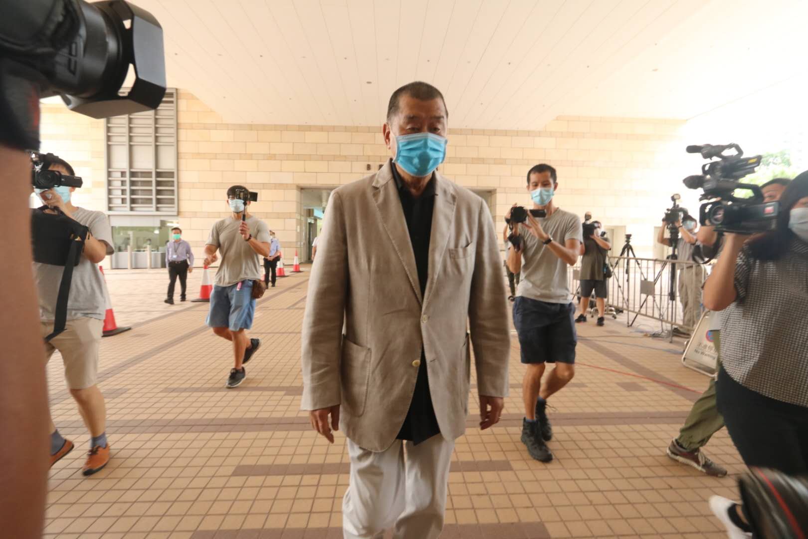 黎智英刑恐案早前在西九龍法院展開為期3天的審訊，控方先後傳召3名證人出庭作供，並在法庭播放現場片段和黎事後接受警方調查時的警誡錄影會面紀錄。法庭於本月24日已裁定案件表證成立，案件押後至今日(28日)上午再訊。黎智英現身西九龍法院，控辯雙方稍後會於庭上結案陳詞，市民團體在法院外抗議要求嚴懲賣國賊。
