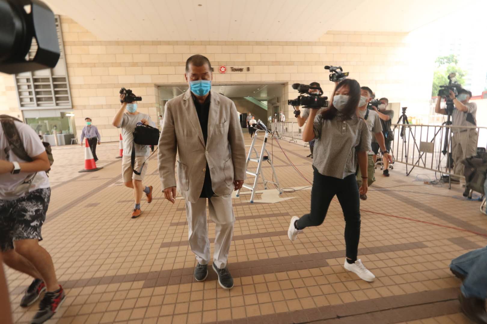 黎智英刑恐案早前在西九龍法院展開為期3天的審訊，控方先後傳召3名證人出庭作供，並在法庭播放現場片段和黎事後接受警方調查時的警誡錄影會面紀錄。法庭於本月24日已裁定案件表證成立，案件押後至今日(28日)上午再訊。黎智英現身西九龍法院，控辯雙方稍後會於庭上結案陳詞，市民團體在法院外抗議要求嚴懲賣國賊。
