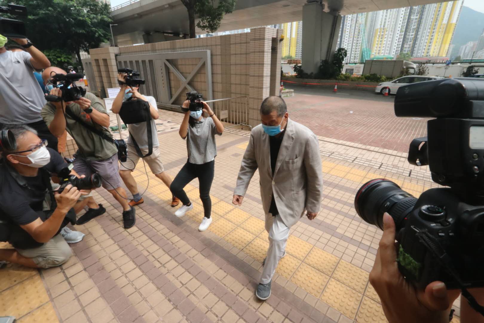 黎智英刑恐案早前在西九龍法院展開為期3天的審訊，控方先後傳召3名證人出庭作供，並在法庭播放現場片段和黎事後接受警方調查時的警誡錄影會面紀錄。法庭於本月24日已裁定案件表證成立，案件押後至今日(28日)上午再訊。黎智英現身西九龍法院，控辯雙方稍後會於庭上結案陳詞，市民團體在法院外抗議要求嚴懲賣國賊。
