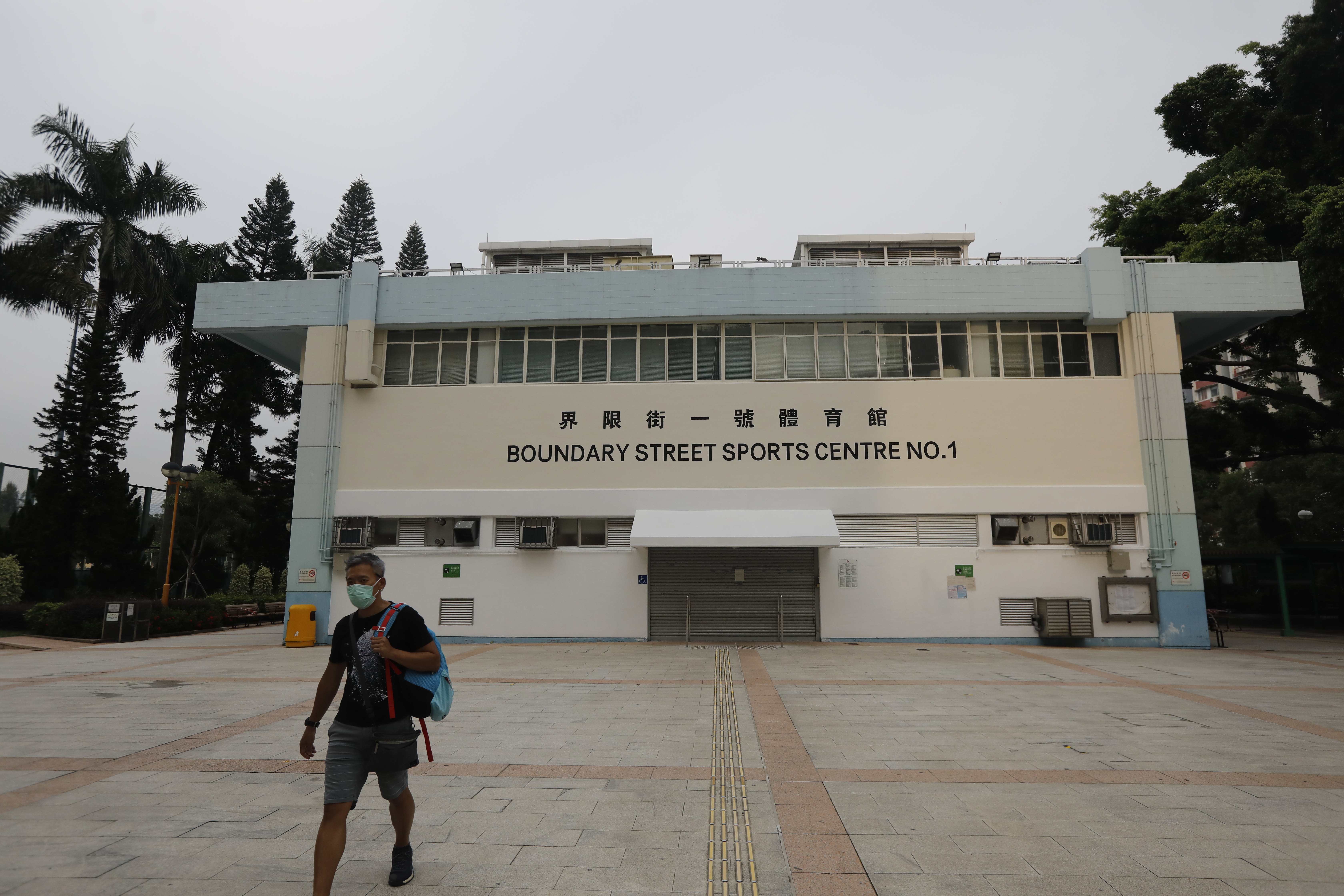 「普及社區檢測計劃」明日(29日)起接受市民網上預約，並於下周二(9月1日)展開。政府在全港18區設置了141個檢測中心。大文新聞網記者近日探訪界限街一號體育館、香港遊樂場協會麥花臣場館等地發現，多個社區檢測中心準備就緒，等待市民前來參與普檢。（大文新聞網記者攝）