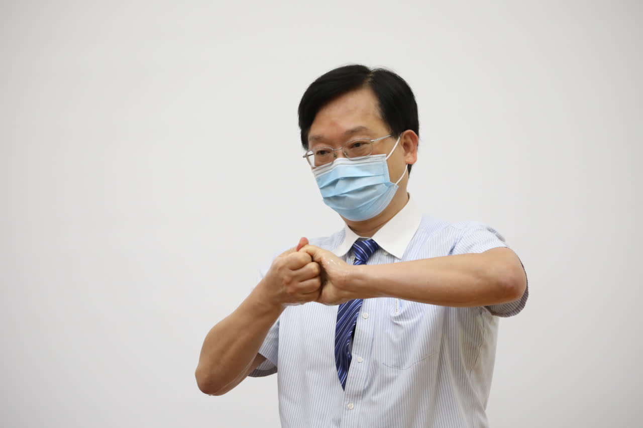 醫務人員講解個人防護裝備使用方法。（大文新聞網記者李斯哲攝）