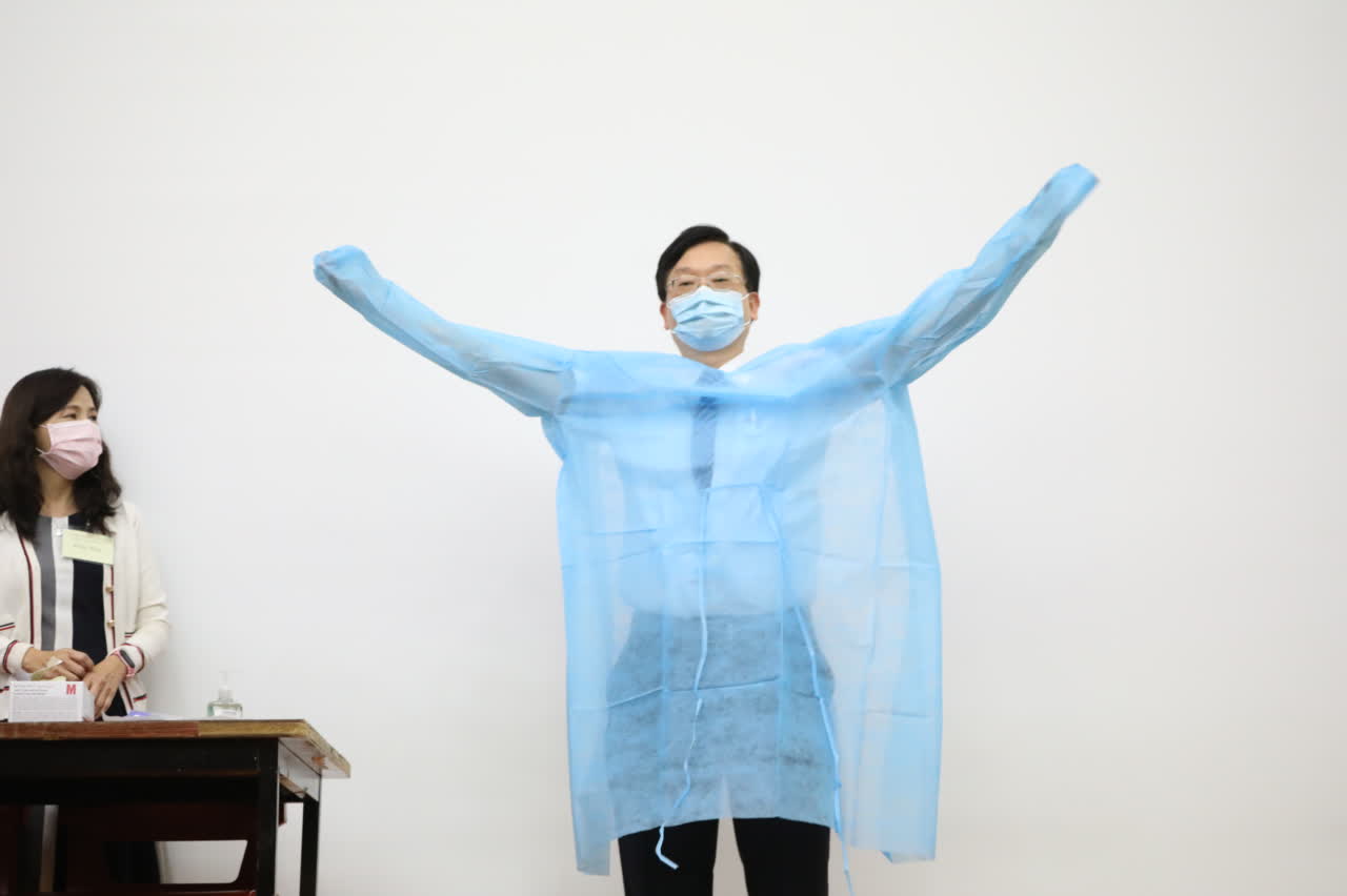 穿防護服（大文新聞網記者李斯哲攝）