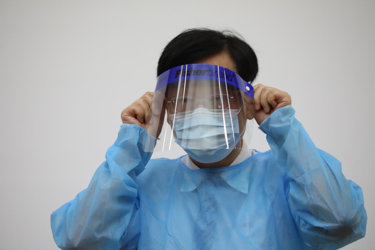 戴防護面罩（大文新聞網記者李斯哲攝）