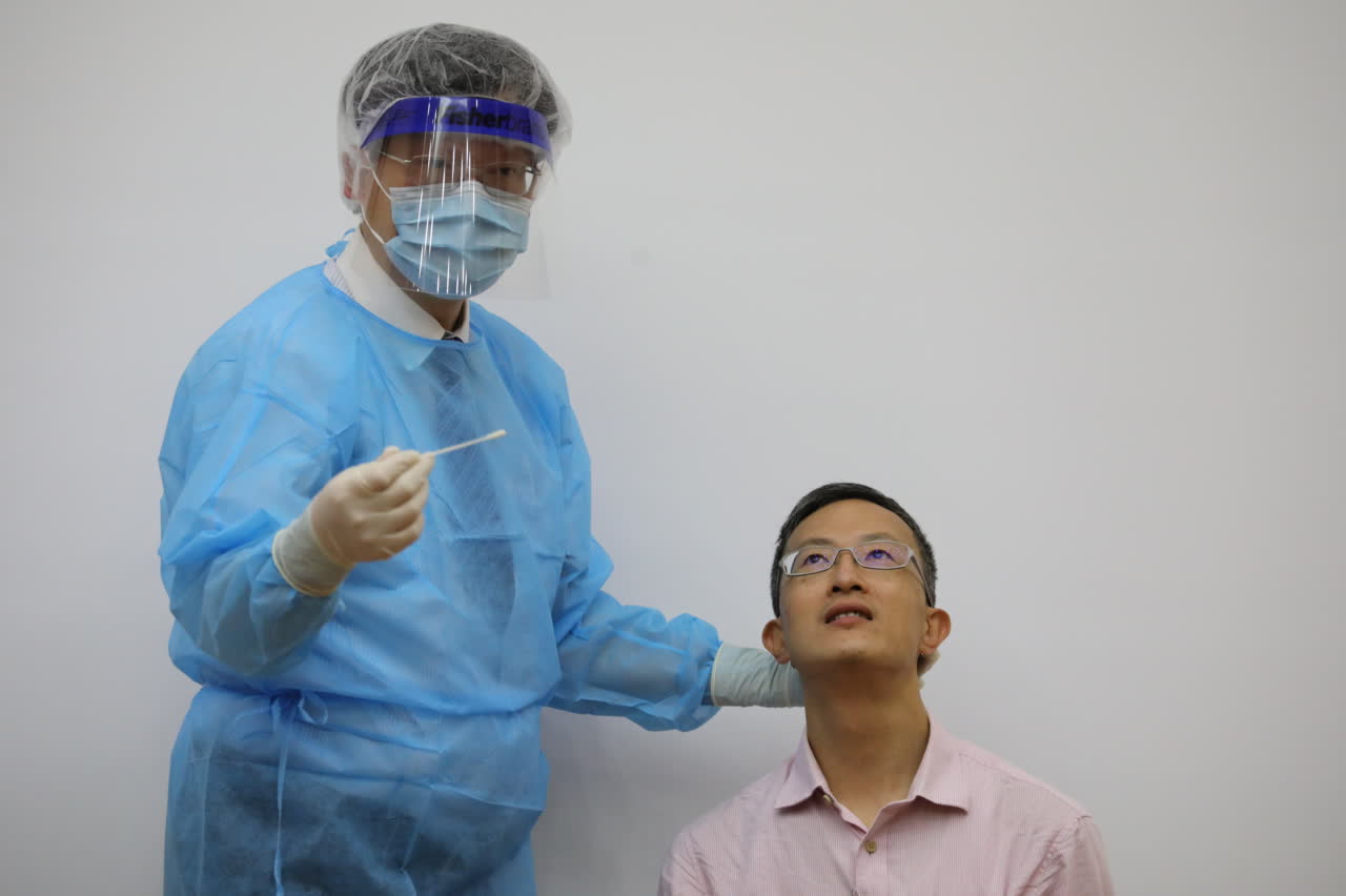 醫務人員將採集樣本。（大文新聞網記者李斯哲攝）