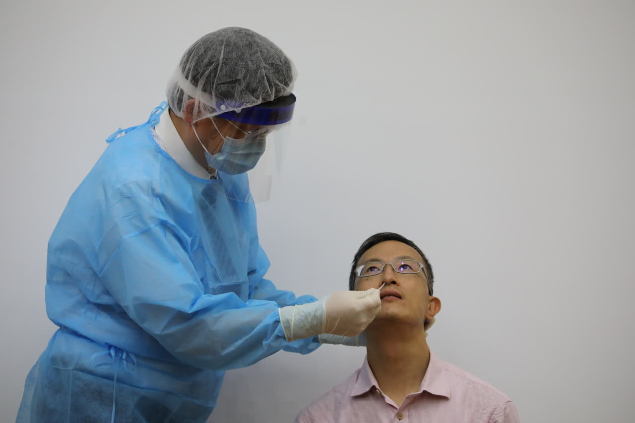 醫務人員採集樣本。（大文新聞網記者李斯哲攝）