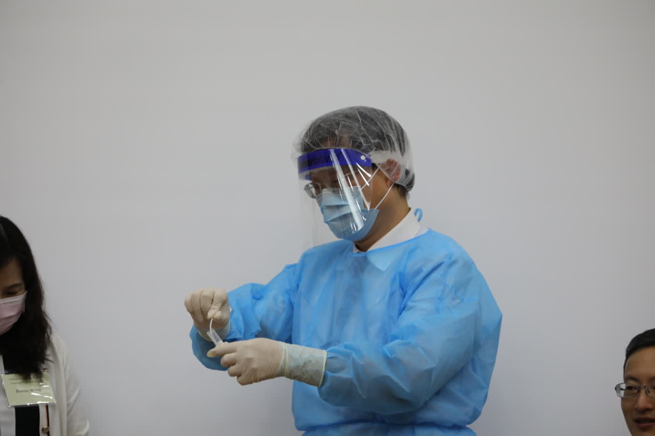 醫務人員將樣本放進樣本瓶。（大文新聞網記者李斯哲攝）