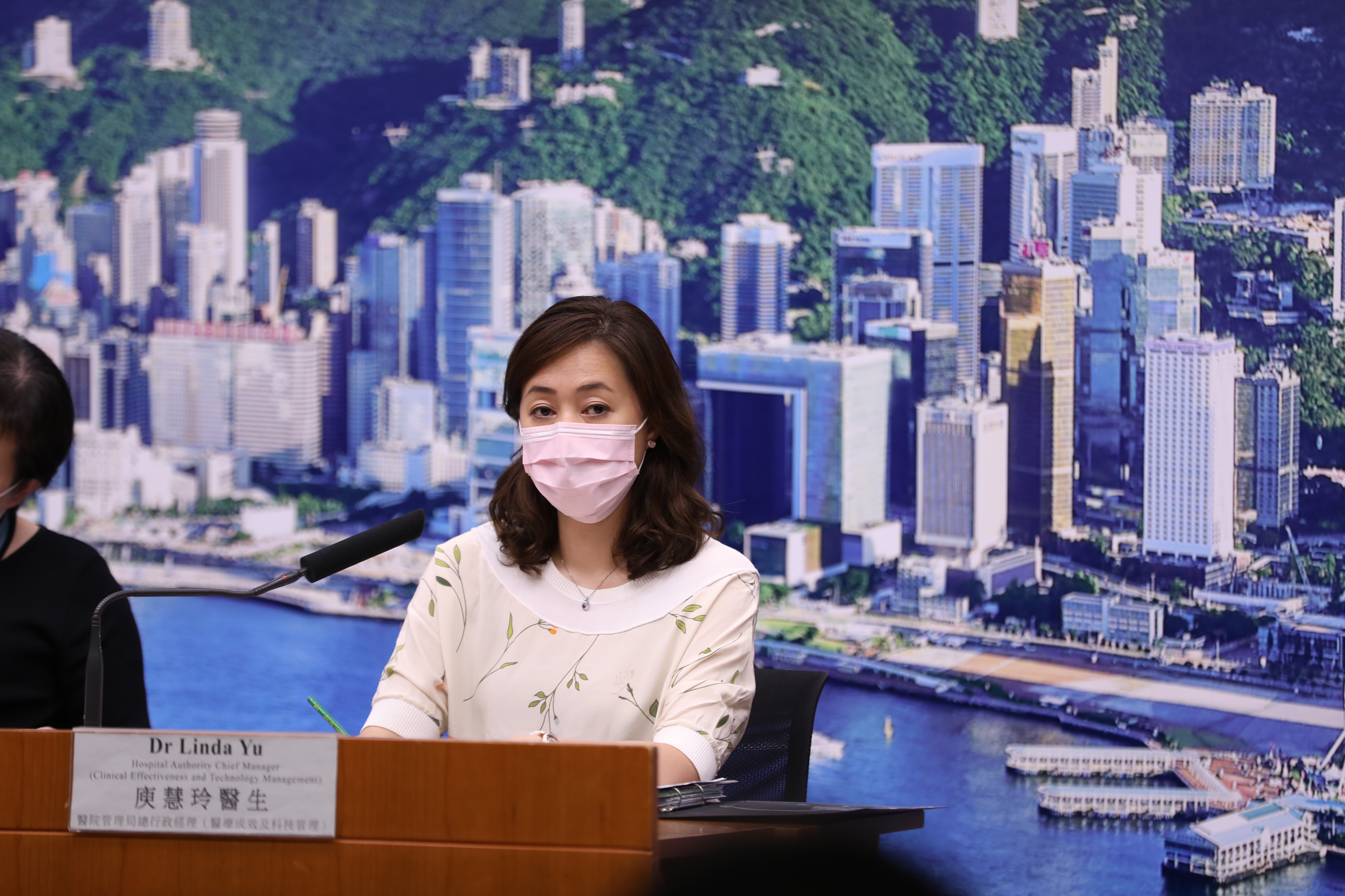 本港新冠肺炎疫情持續，截至今日（4日）零時，新增12宗確診個案，包括7宗本地個案及5宗輸入性個案。本地個案當中5宗源頭不明，其中4宗經全民檢測驗出。圖為衛生署及醫管局就冠狀病毒情況記者會上庾慧玲醫生正在通報今日香港疫情情況，香港文匯報記者攝。