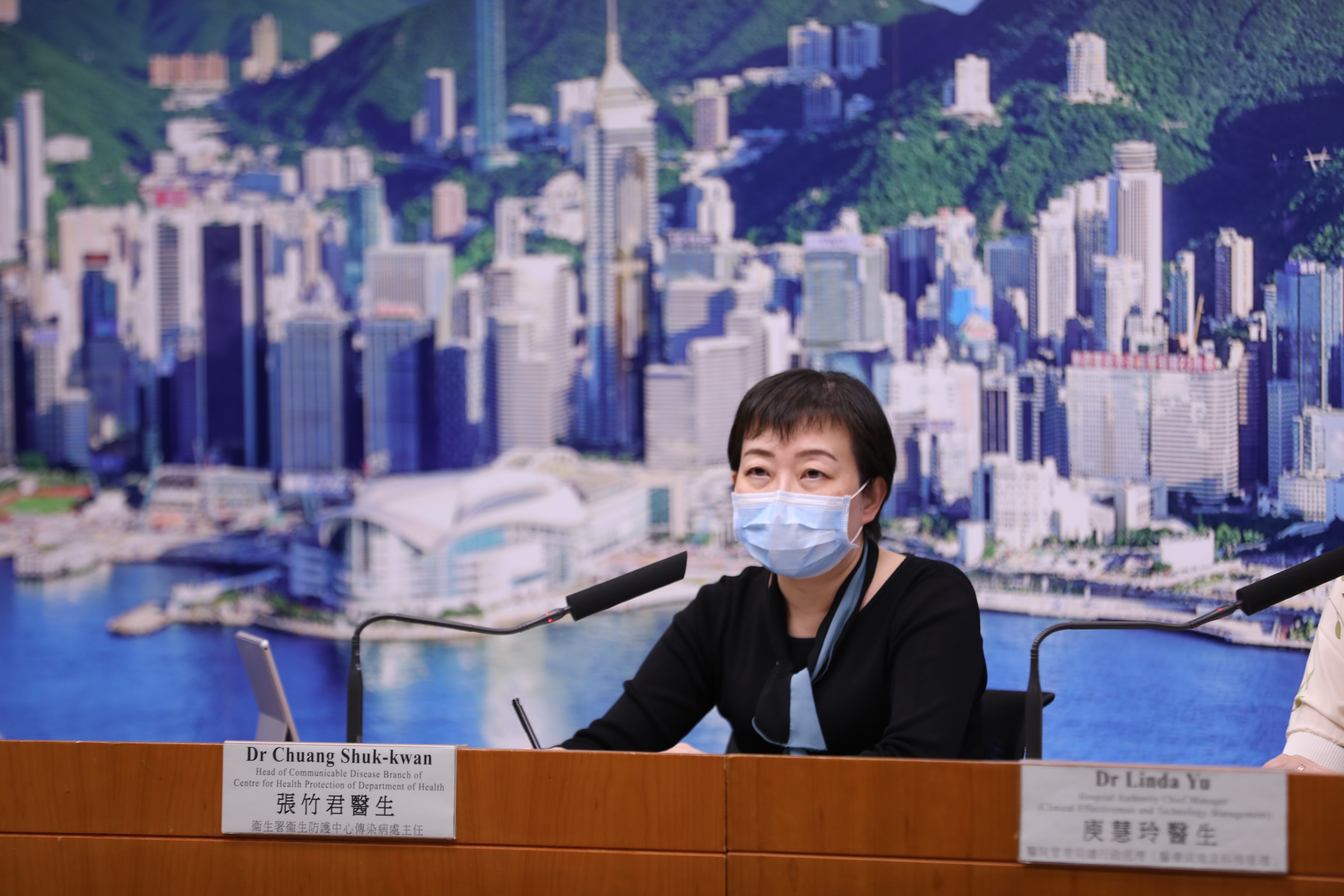 本港新冠肺炎疫情持續，截至今日（4日）零時，新增12宗確診個案，包括7宗本地個案及5宗輸入性個案。本地個案當中5宗源頭不明，其中4宗經全民檢測驗出。圖為衛生署及醫管局就冠狀病毒情況記者會上張竹君醫生正在通報今日香港疫情情況，香港文匯報記者攝。