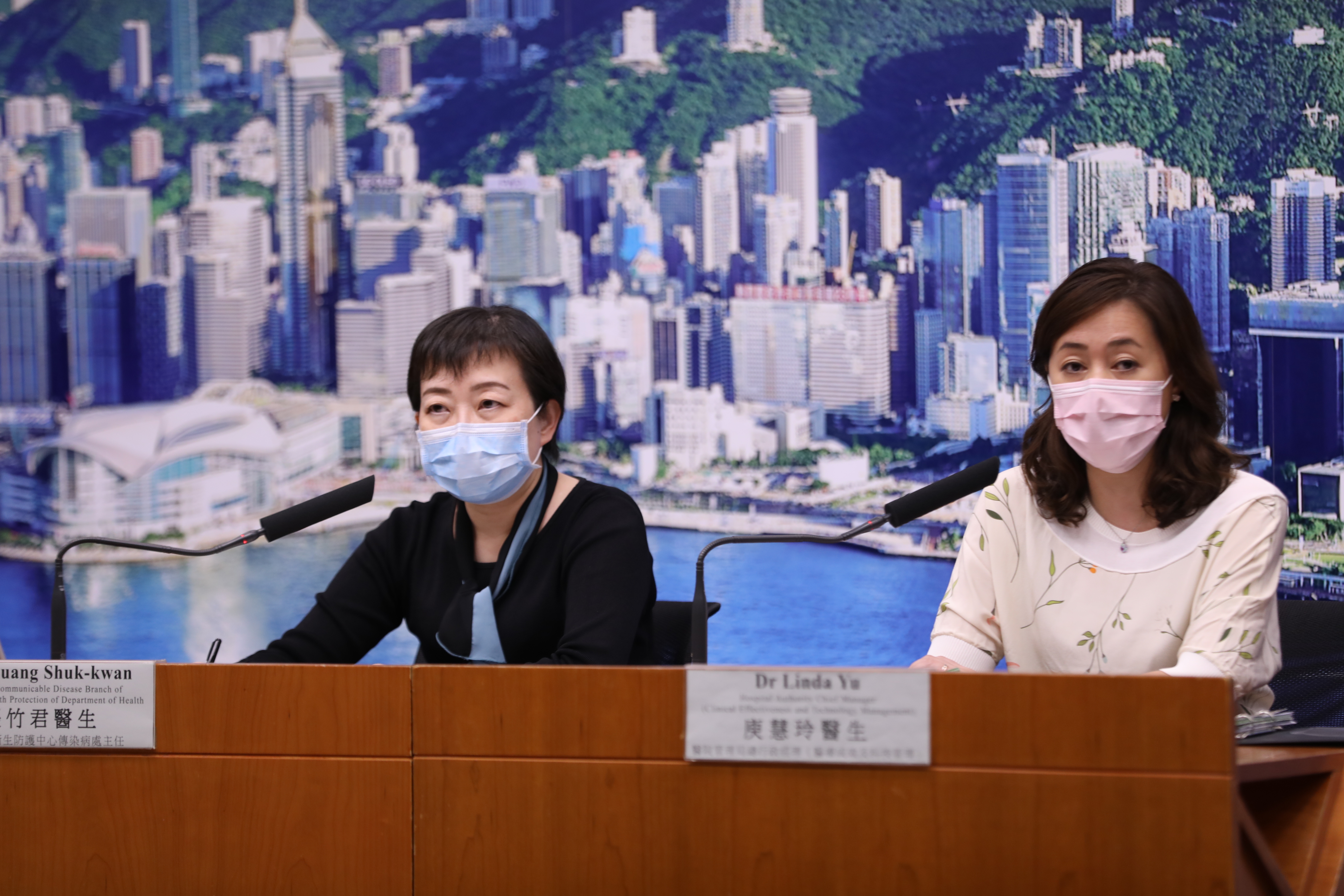 本港新冠肺炎疫情持續，截至今日（4日）零時，新增12宗確診個案，包括7宗本地個案及5宗輸入性個案。本地個案當中5宗源頭不明，其中4宗經全民檢測驗出。圖為衛生署及醫管局就冠狀病毒情況記者會( 左為張竹君醫生，右為庾慧玲醫生)，香港文匯報記者攝。