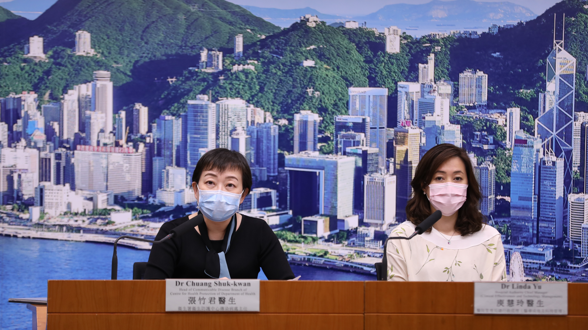 本港新冠肺炎疫情持續，截至今日（4日）零時，新增12宗確診個案，包括7宗本地個案及5宗輸入性個案。本地個案當中5宗源頭不明，其中4宗經全民檢測驗出。圖為衛生署及醫管局就冠狀病毒情況記者會( 左為張竹君醫生，右為庾慧玲醫生)，香港文匯報記者攝。