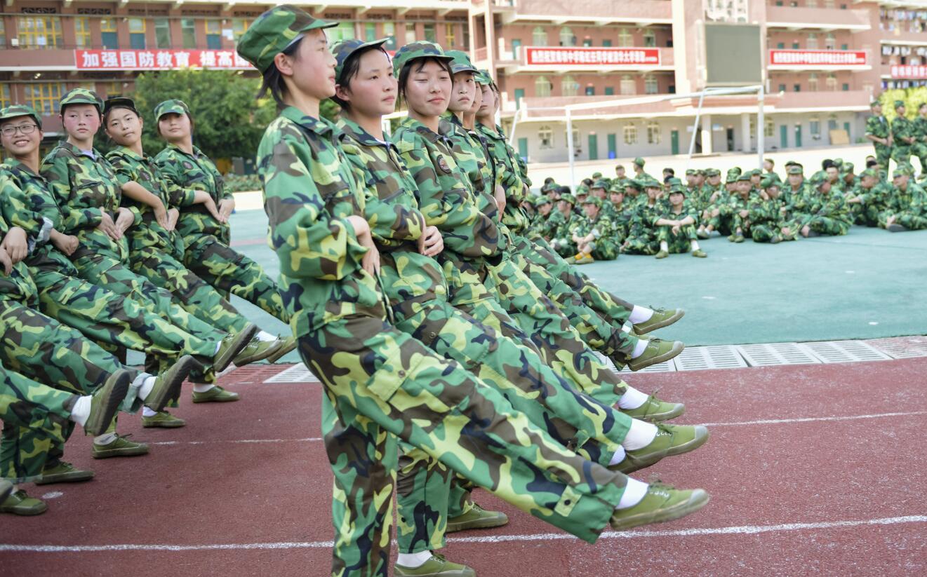 新學期開學，內地大中學生開始軍訓，沉寂了一個假期的校園變得生機勃勃。同學們頂著烈日磨礪意志，個個生龍活虎、英姿颯爽，成了校園內的一道亮麗風景。圖為，四川省宣漢縣南壩中學高一新生正在軍訓的情景。( 大公文匯全媒體記者 李兵攝)