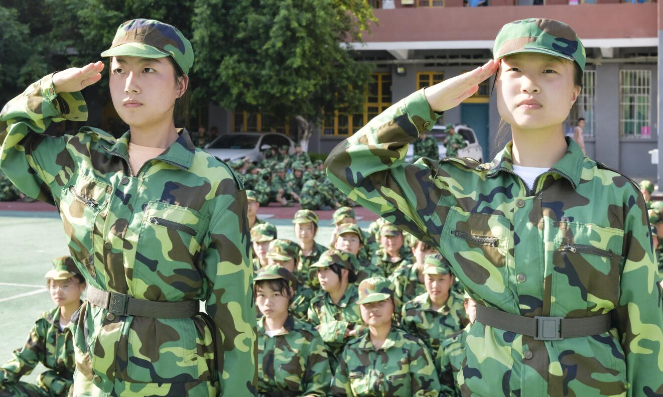 新學期開學，內地大中學生開始軍訓，沉寂了一個假期的校園變得生機勃勃。同學們頂著烈日磨礪意志，個個生龍活虎、英姿颯爽，成了校園內的一道亮麗風景。圖為，四川省宣漢縣南壩中學高一新生正在軍訓的情景。( 大公文匯全媒體記者 李兵攝)
