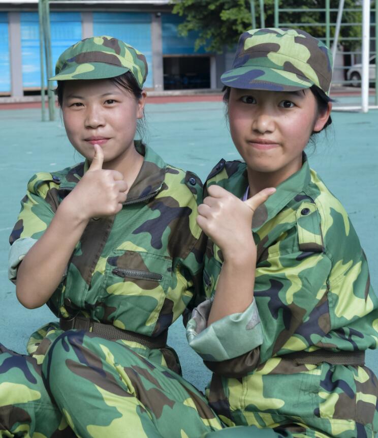新學期開學，內地大中學生開始軍訓，沉寂了一個假期的校園變得生機勃勃。同學們頂著烈日磨礪意志，個個生龍活虎、英姿颯爽，成了校園內的一道亮麗風景。圖為，四川省宣漢縣南壩中學高一新生正在軍訓的情景。( 大公文匯全媒體記者 李兵攝)