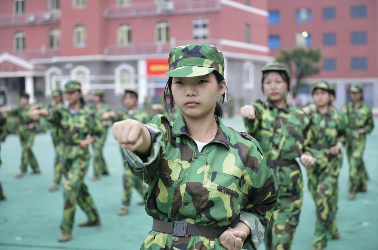 新學期開學，內地大中學生開始軍訓，沉寂了一個假期的校園變得生機勃勃。同學們頂著烈日磨礪意志，個個生龍活虎、英姿颯爽，成了校園內的一道亮麗風景。圖為，四川省宣漢縣南壩中學高一新生正在軍訓的情景。( 大公文匯全媒體記者 李兵攝)