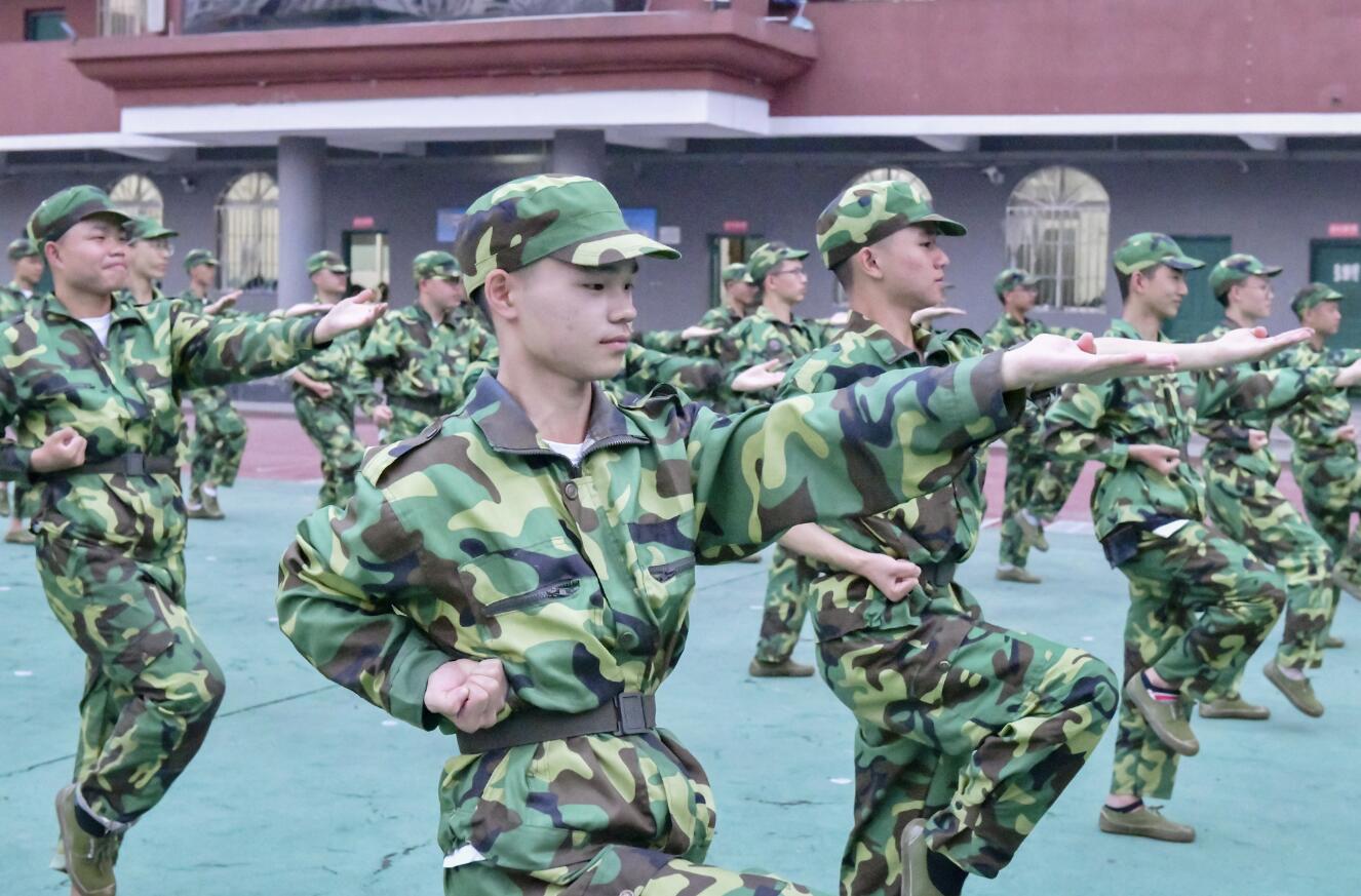 新學期開學，內地大中學生開始軍訓，沉寂了一個假期的校園變得生機勃勃。同學們頂著烈日磨礪意志，個個生龍活虎、英姿颯爽，成了校園內的一道亮麗風景。圖為，四川省宣漢縣南壩中學高一新生正在軍訓的情景。( 大公文匯全媒體記者 李兵攝)