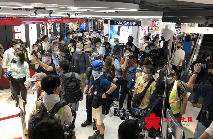 約下午2時45分，有搞事份子在Telegram呼籲，由於佐敦永安百貨對出已被包抄，現場人士可進入永安百貨逃避。目前，多名人士在安百貨內高叫口號。（大公報記者 冼國強攝）