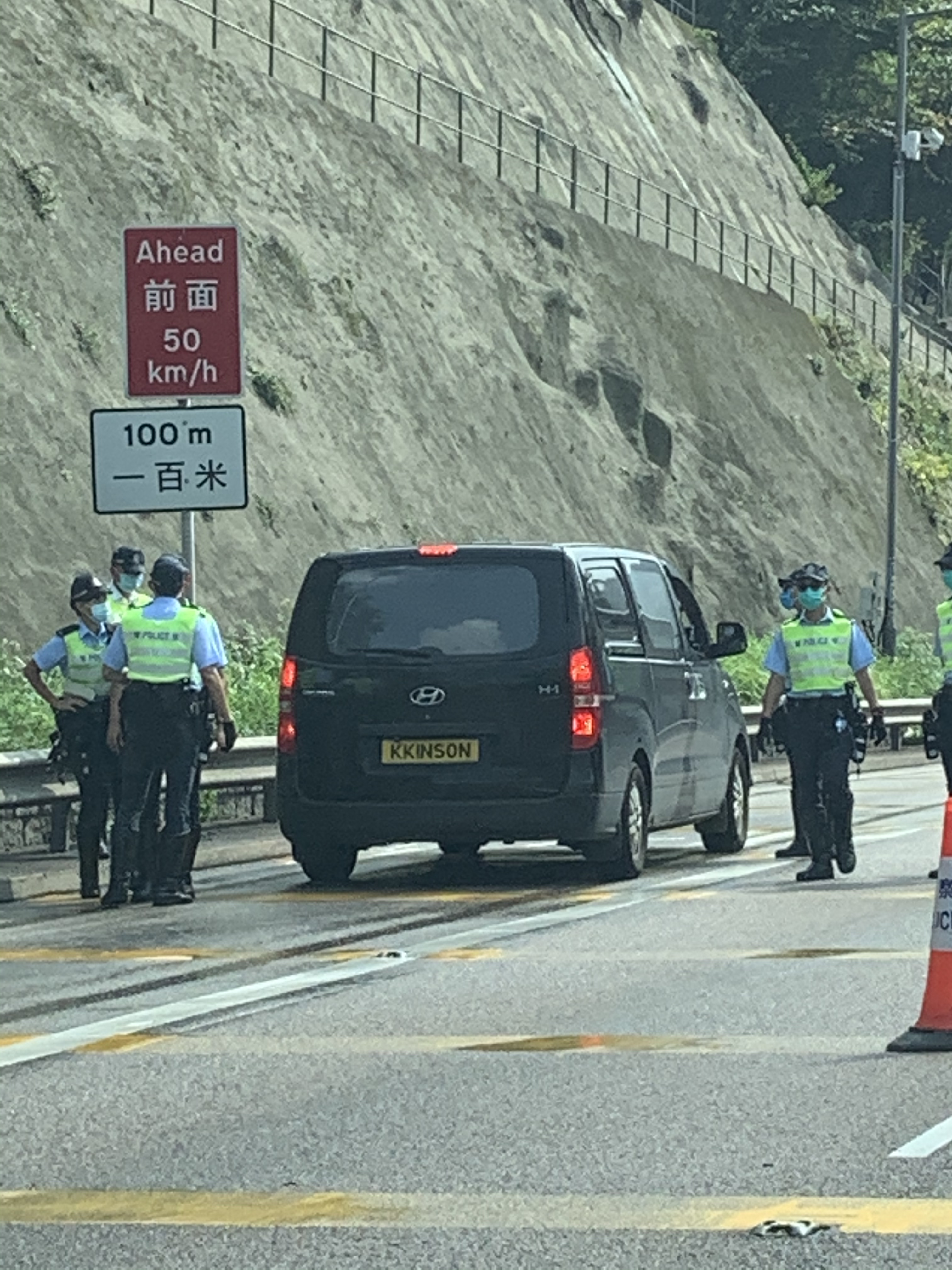 獅子山隧道向九龍方向警方設置路障截查可疑車輛。（大公文匯全媒體記者攝）