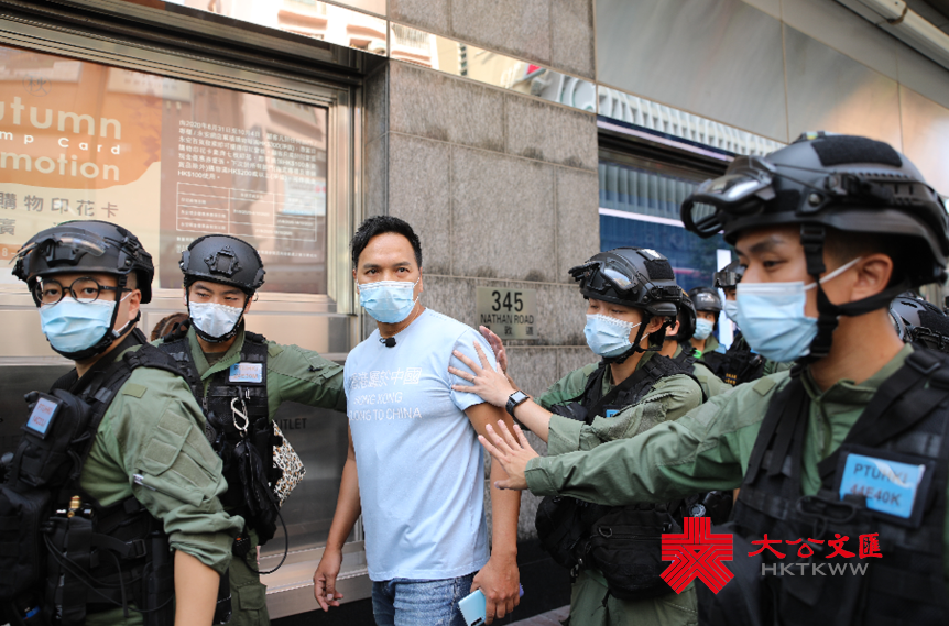 「大波man」石房有和現場示威人士衝突，在警方護送下離開。（大公文匯全媒體記者攝）