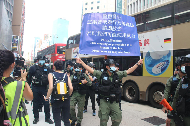 警方在彌敦道永安百貨對開舉起藍旗。