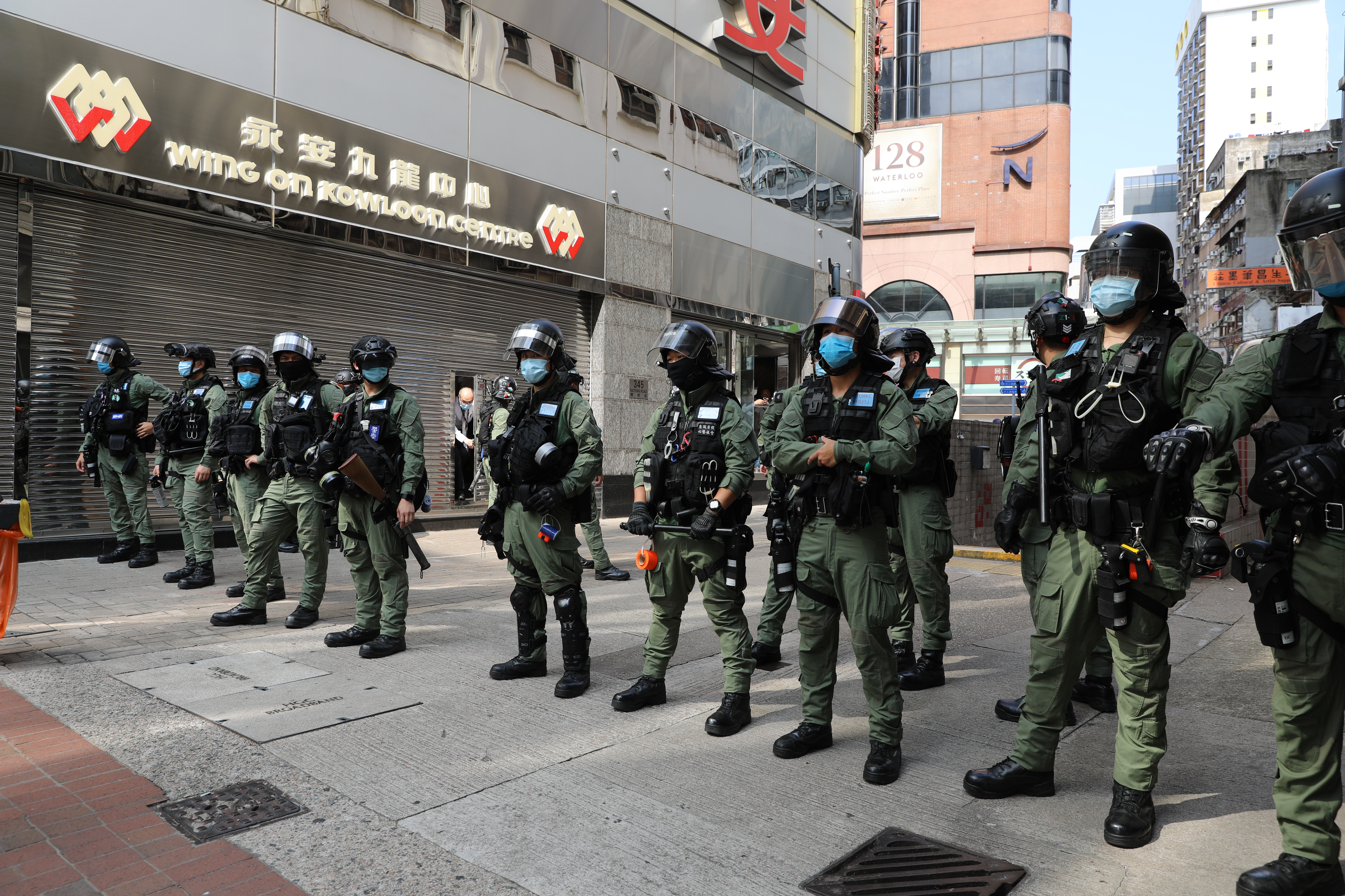 警方在佐敦白加士街進行清場活動。