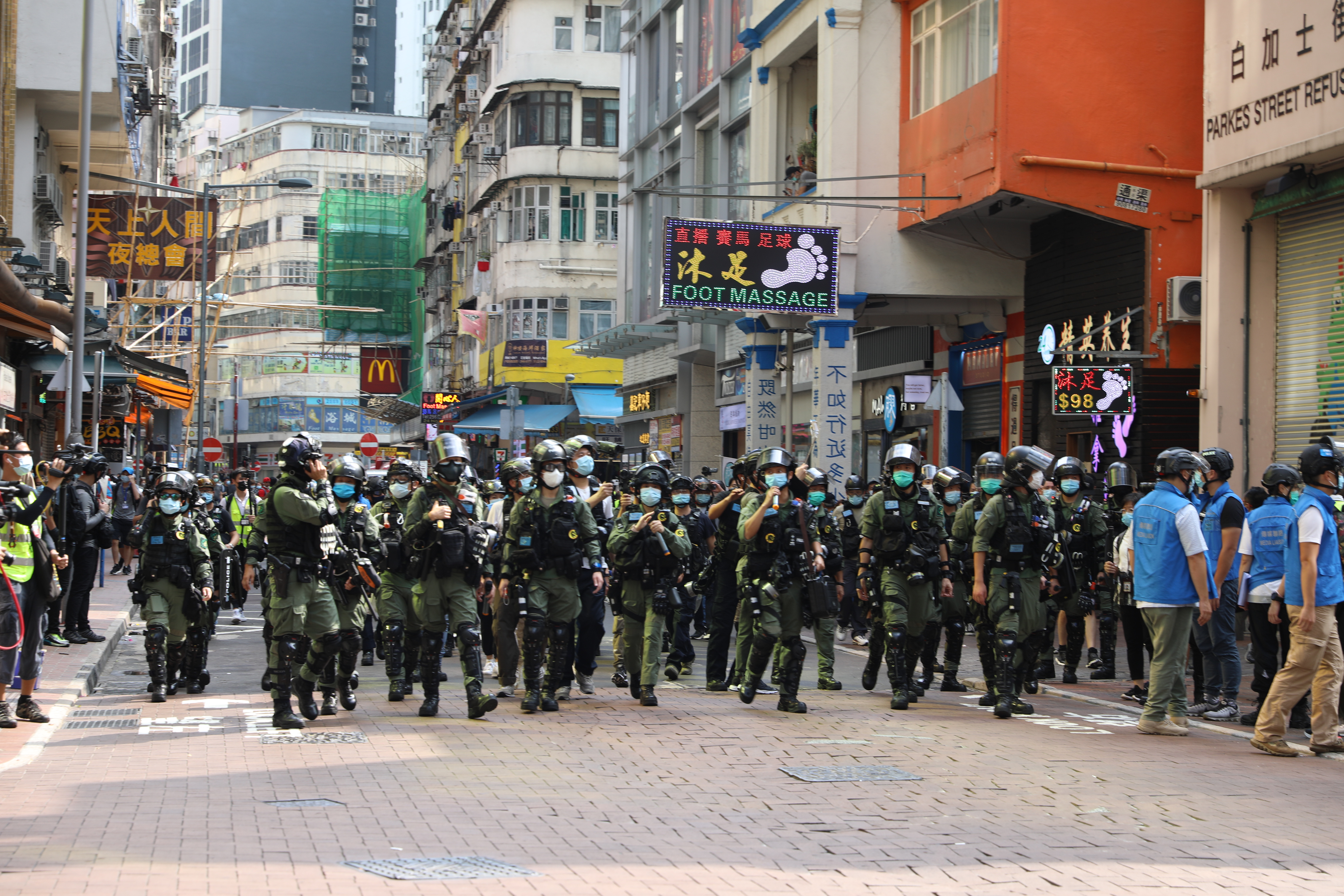 警方在佐敦白加士街進行清場活動。