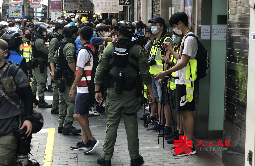 約下午3時35分，警方繼續在彌敦道佐敦範圍進行清場，並截查多名身穿反光衣人士。