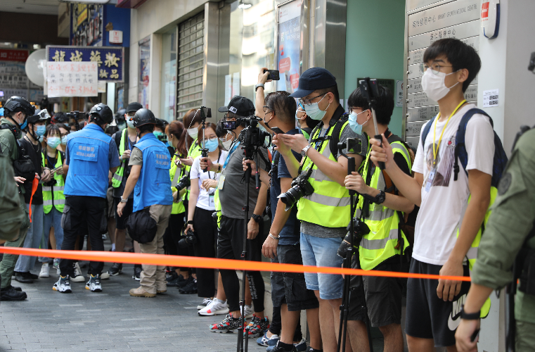 約下午3時35分，警方繼續在彌敦道佐敦範圍進行清場，並截查多名身穿反光衣人士