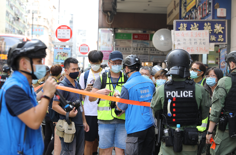 約下午3時35分，警方繼續在彌敦道佐敦範圍進行清場，並截查多名身穿反光衣人士。