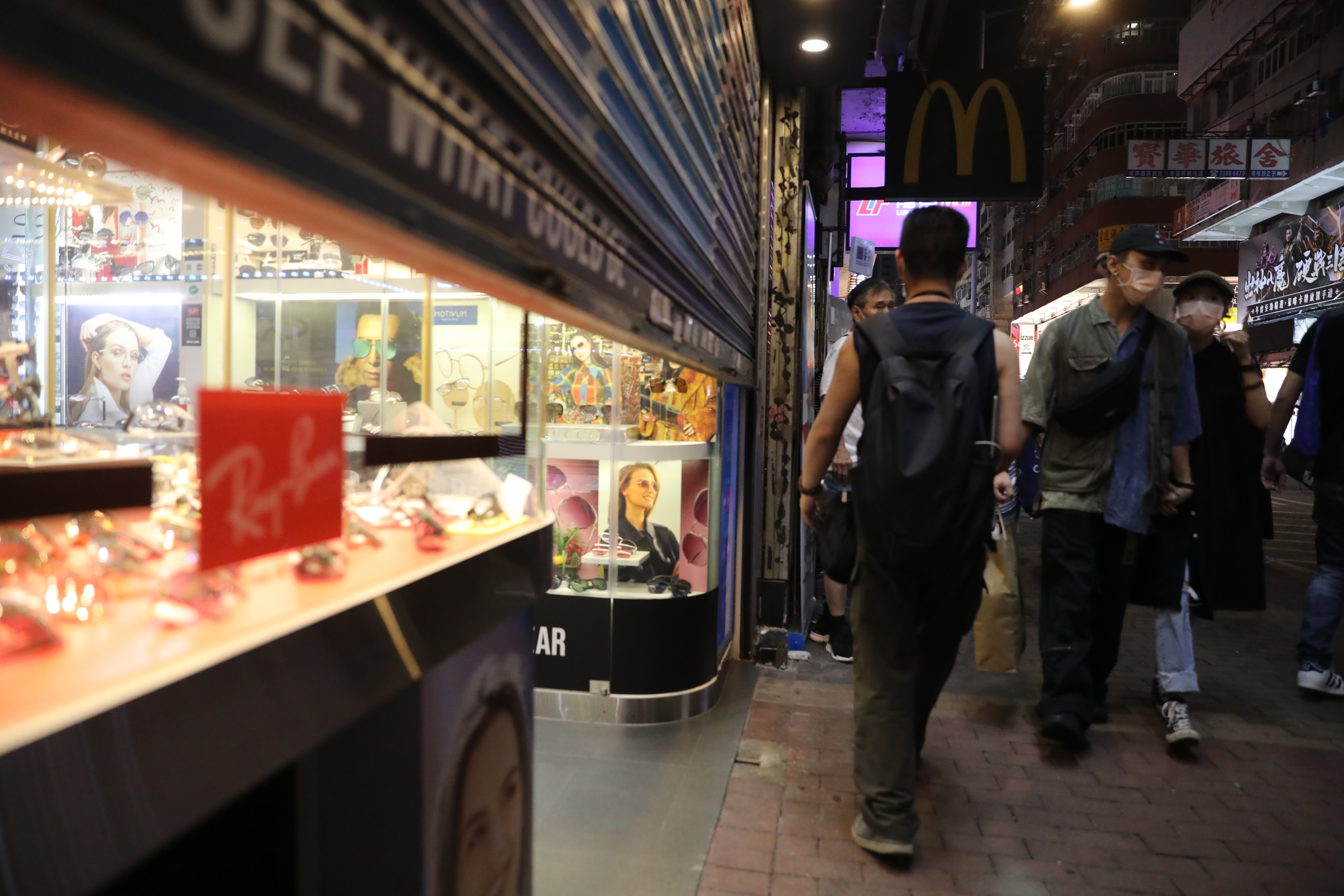 旺角西洋菜南街一帶舖頭由於人群聚集而被迫提早關門。香港文匯報記者攝