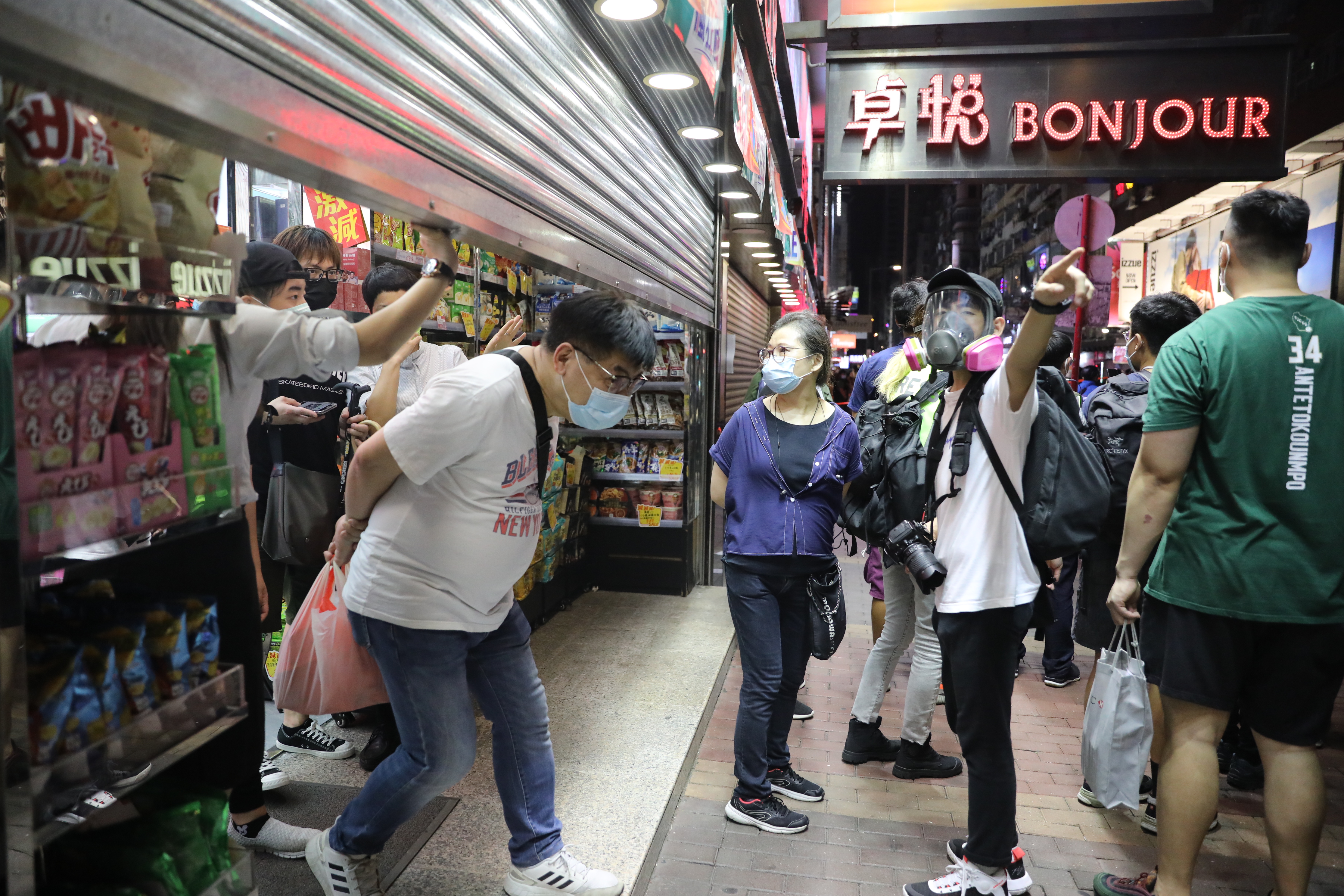 縱暴派今日（6日）下午非法遊行至旺角西洋菜南街時發生衝突，警方截查聚集人士期間，出現人群堵路情況。防暴警察到達現場清理，并舉黃旗警告示威者停止一切涉嫌違法行為。旺角西洋菜南街一帶舖頭由於人群聚集而被迫提早關門。香港文匯報記者攝