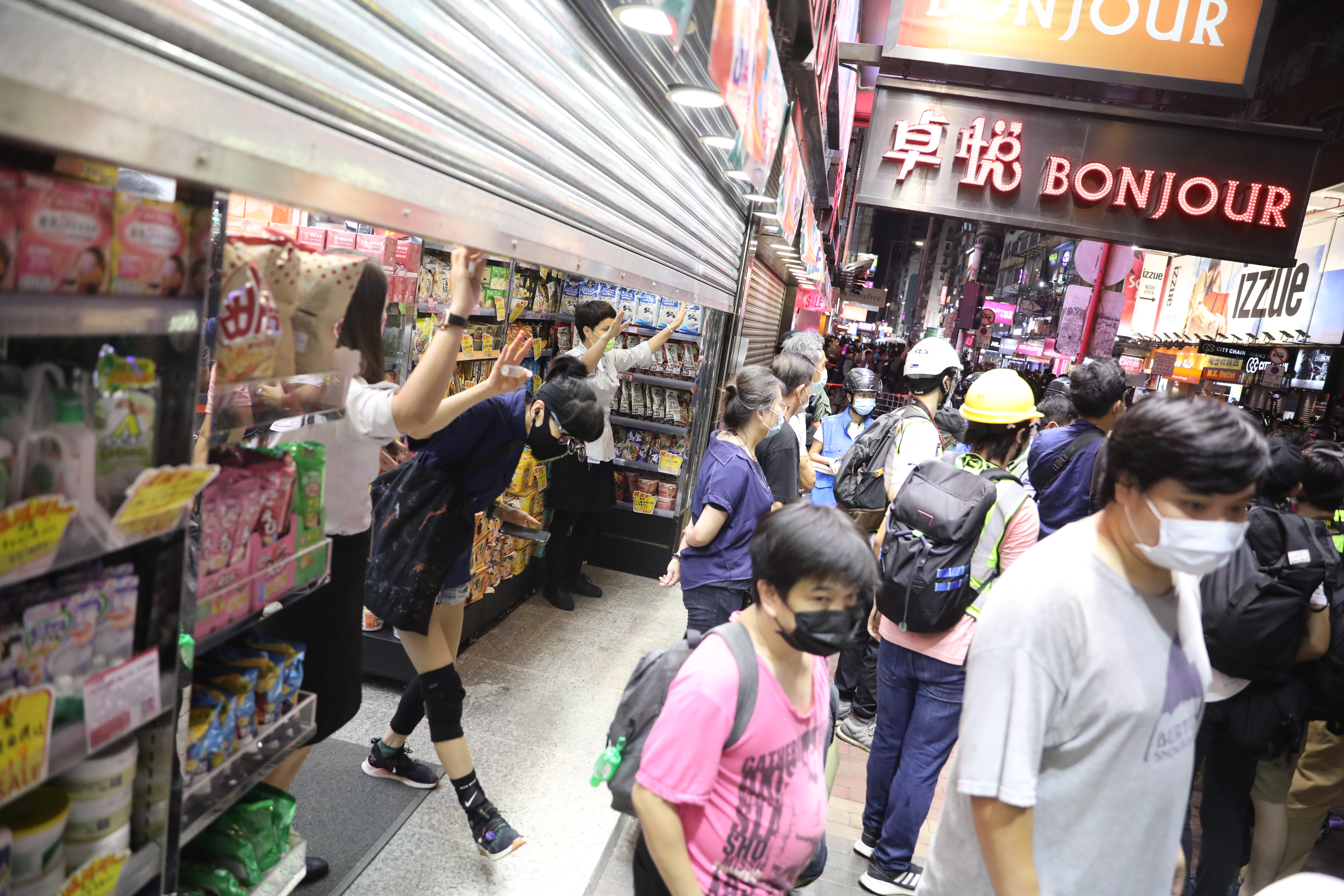 旺角西洋菜南街一帶舖頭由於人群聚集而被迫提早關門。香港文匯報記者攝