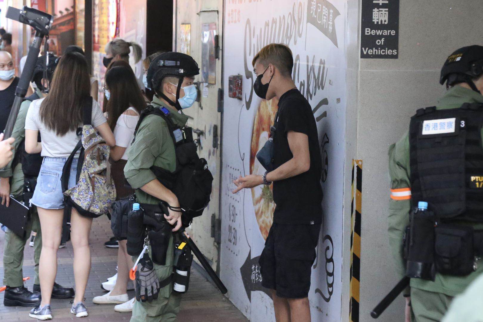 網上有搞手發起今日（6日）下午在九龍區非法遊行，警方嚴陣以待，派出大批警力應對。目前油麻地及佐敦一帶有人群集結及叫囂，警方警告參與者盡快離開，並正採取執法行動，拘捕及票控涉案者。18:05時，警方在旺角通菜街登記市民身份信息後放行。（大公報記者攝）

