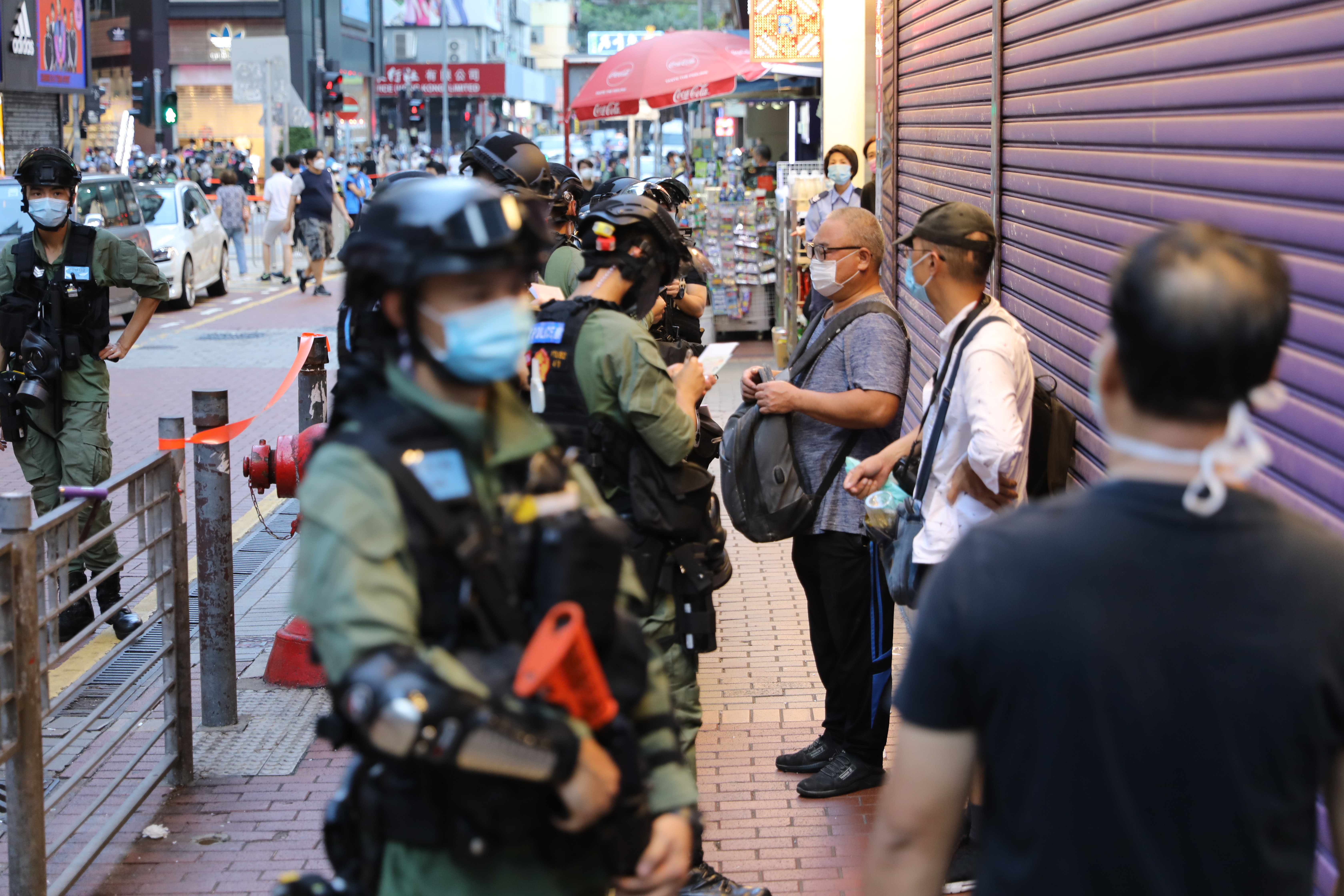 警察在旺角截查可疑人士。（大公文匯全媒體記者攝）