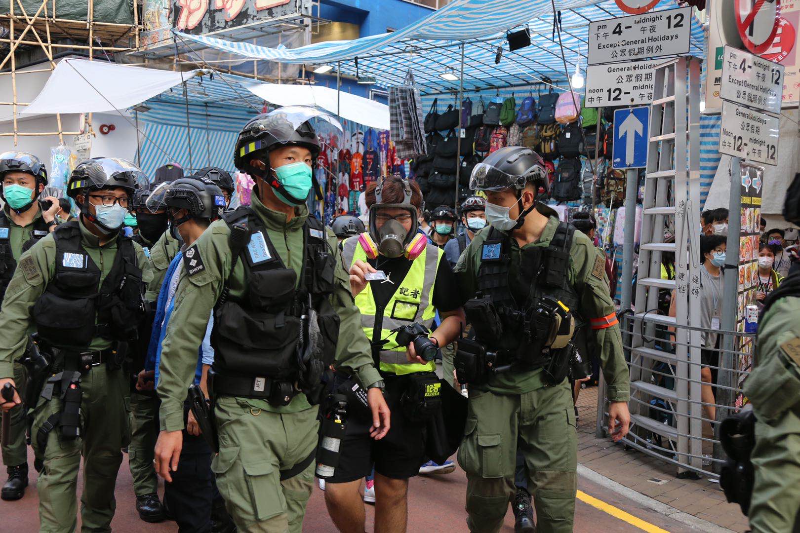 警察在旺角截查可疑人士。（大公報記者攝）