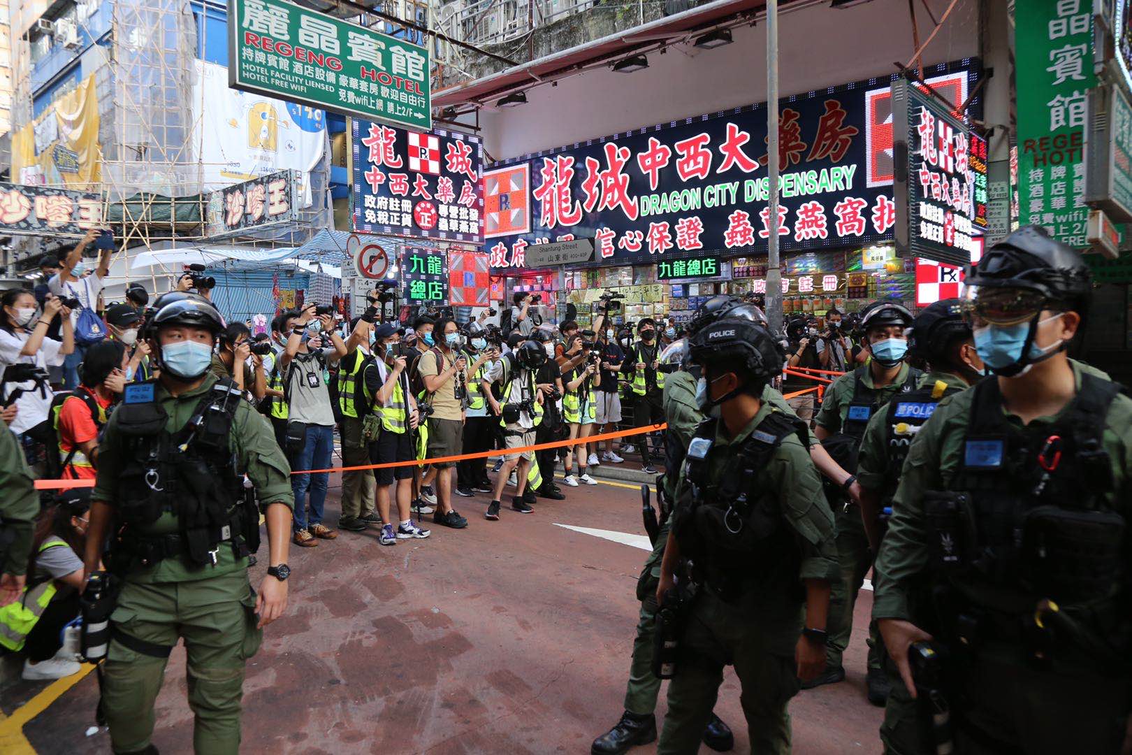 警察在旺角截查可疑人士。（大公報記者攝）