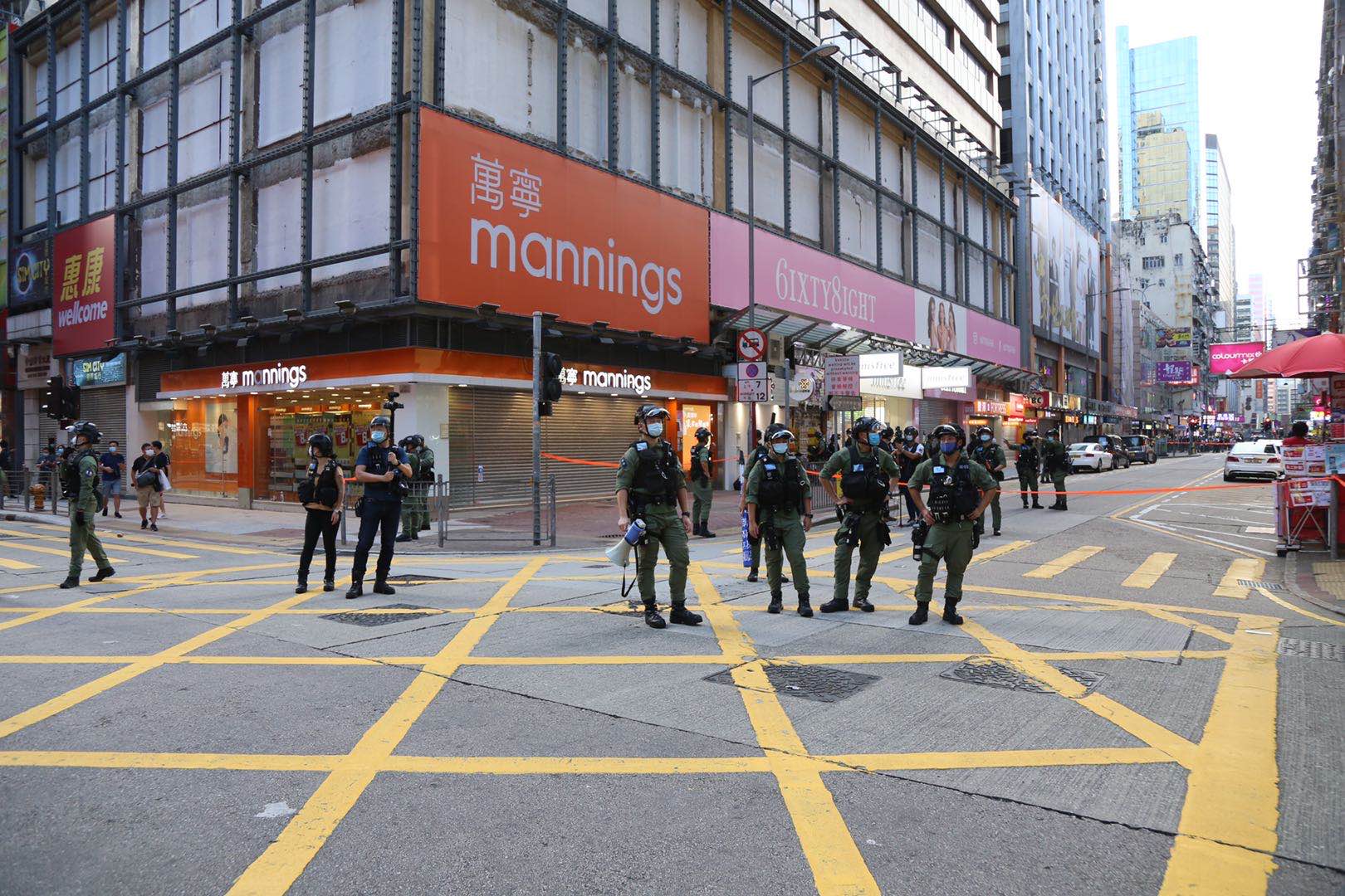 警察在旺角截查可疑人士。（大公報記者攝）