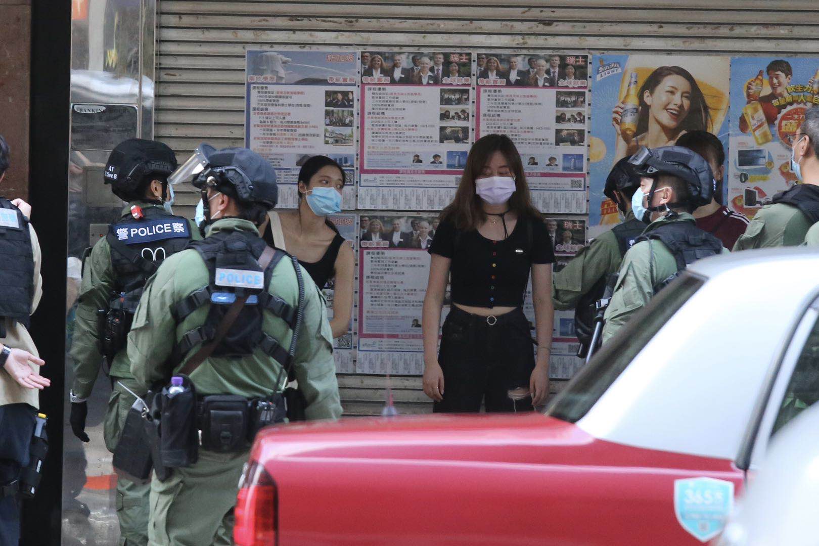 警方在通菜街登記市民身份信息後放行。（大公報記者攝）