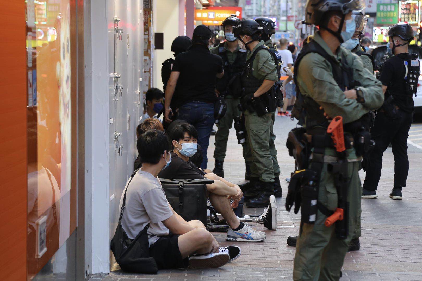 警方在通菜街登記市民身份信息後放行。（大公報記者攝）
