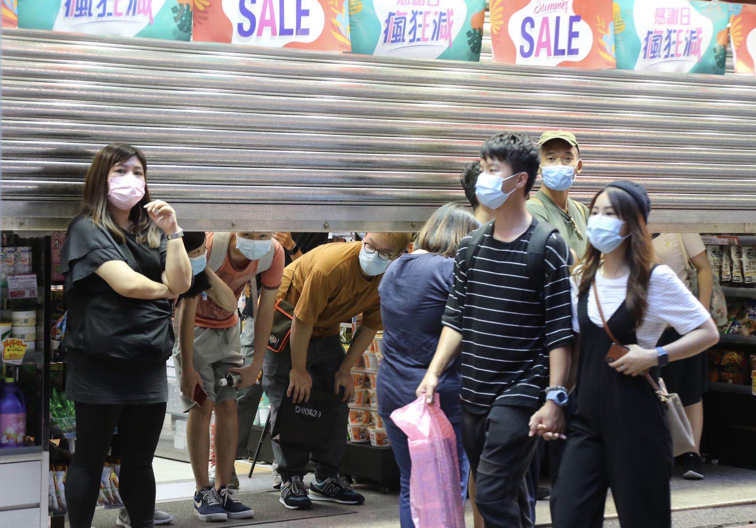 警方在通菜街登記市民身份信息後放行。（大公報記者攝）