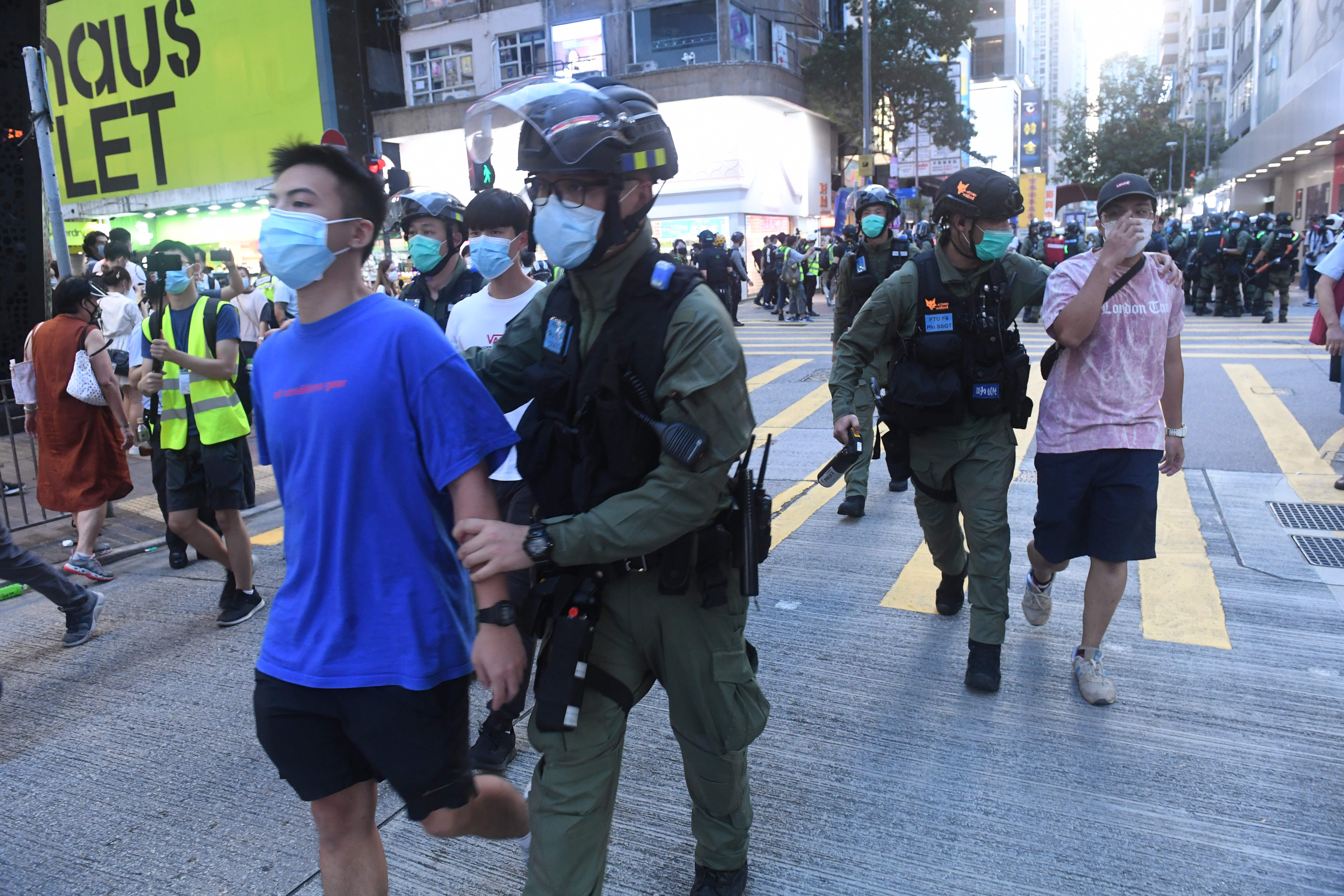 豉油街有市民聚集，警方帶走兩人。（大公報記者攝）