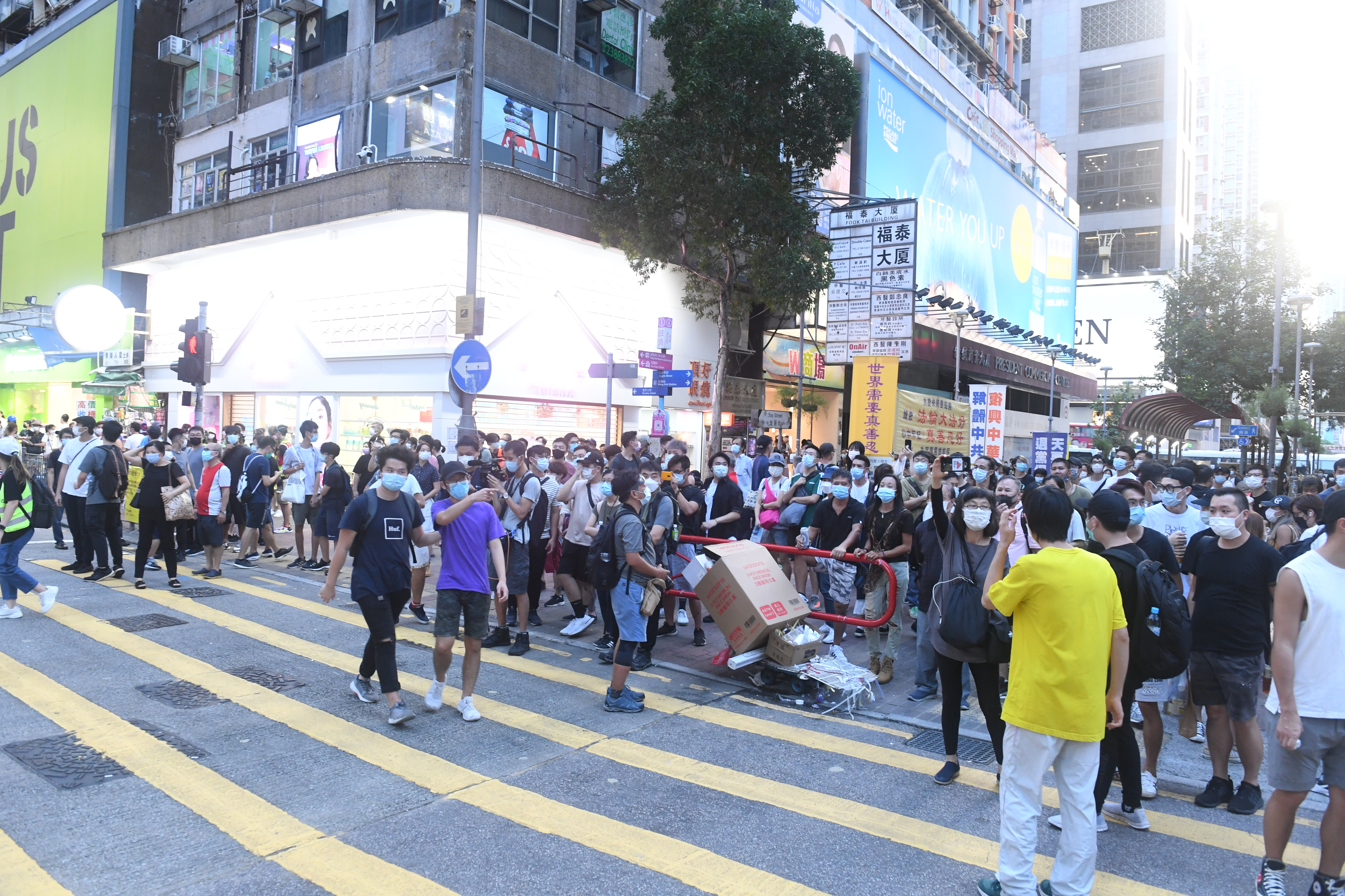 豉油街有市民聚集，警方帶走兩人。（大公報記者攝）