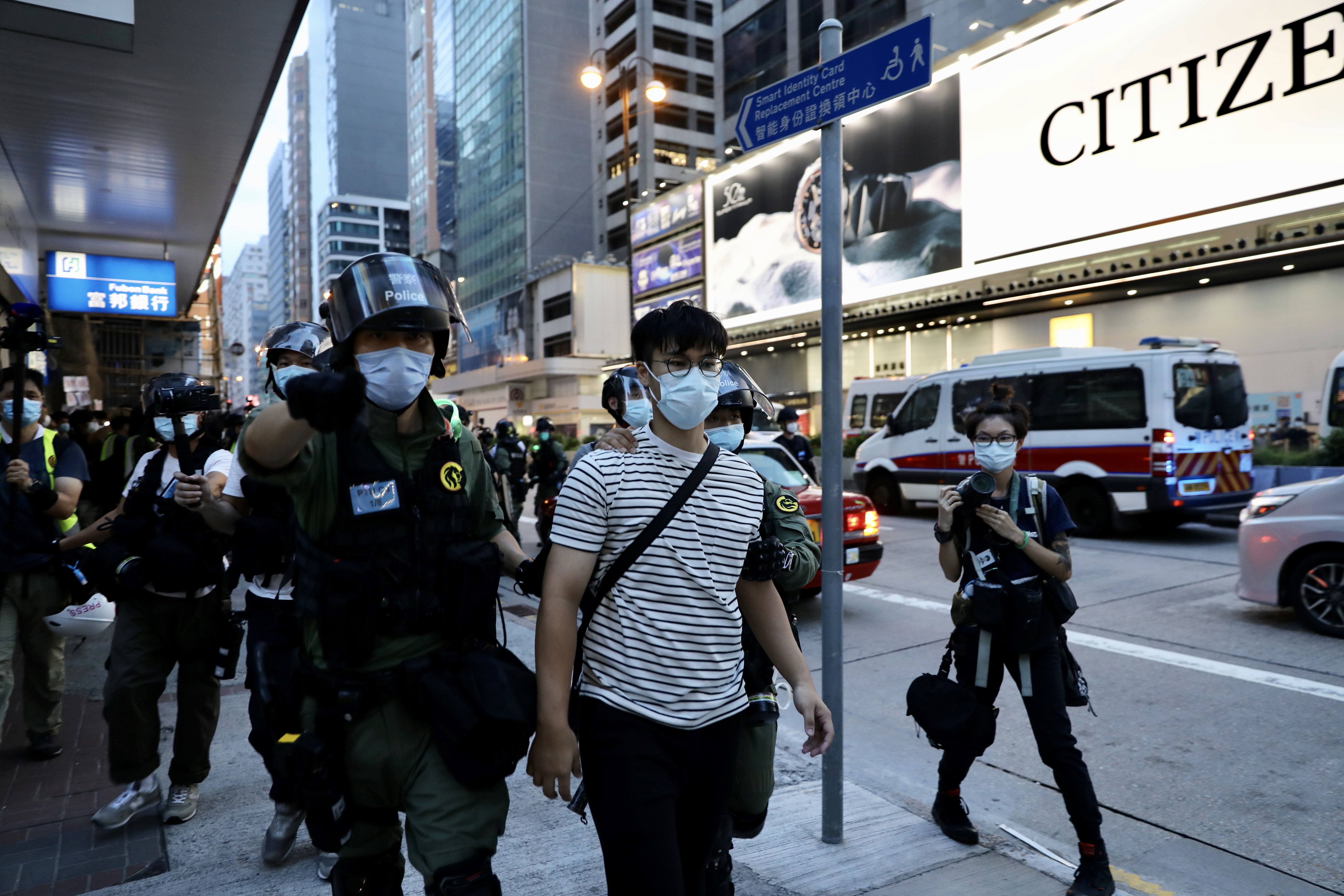 警方在彌敦道拘捕兩名青年。（大公文匯全媒體記者攝）
