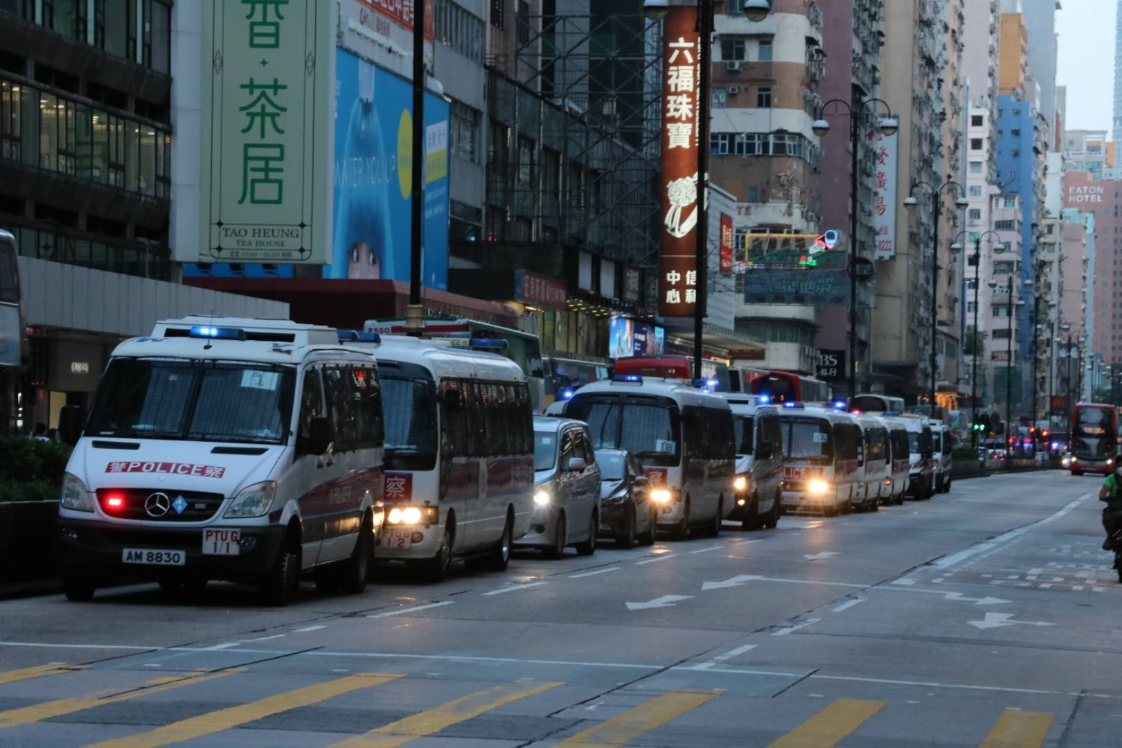 旺角被拘捕人士帶上警車。香港文匯報記者 攝