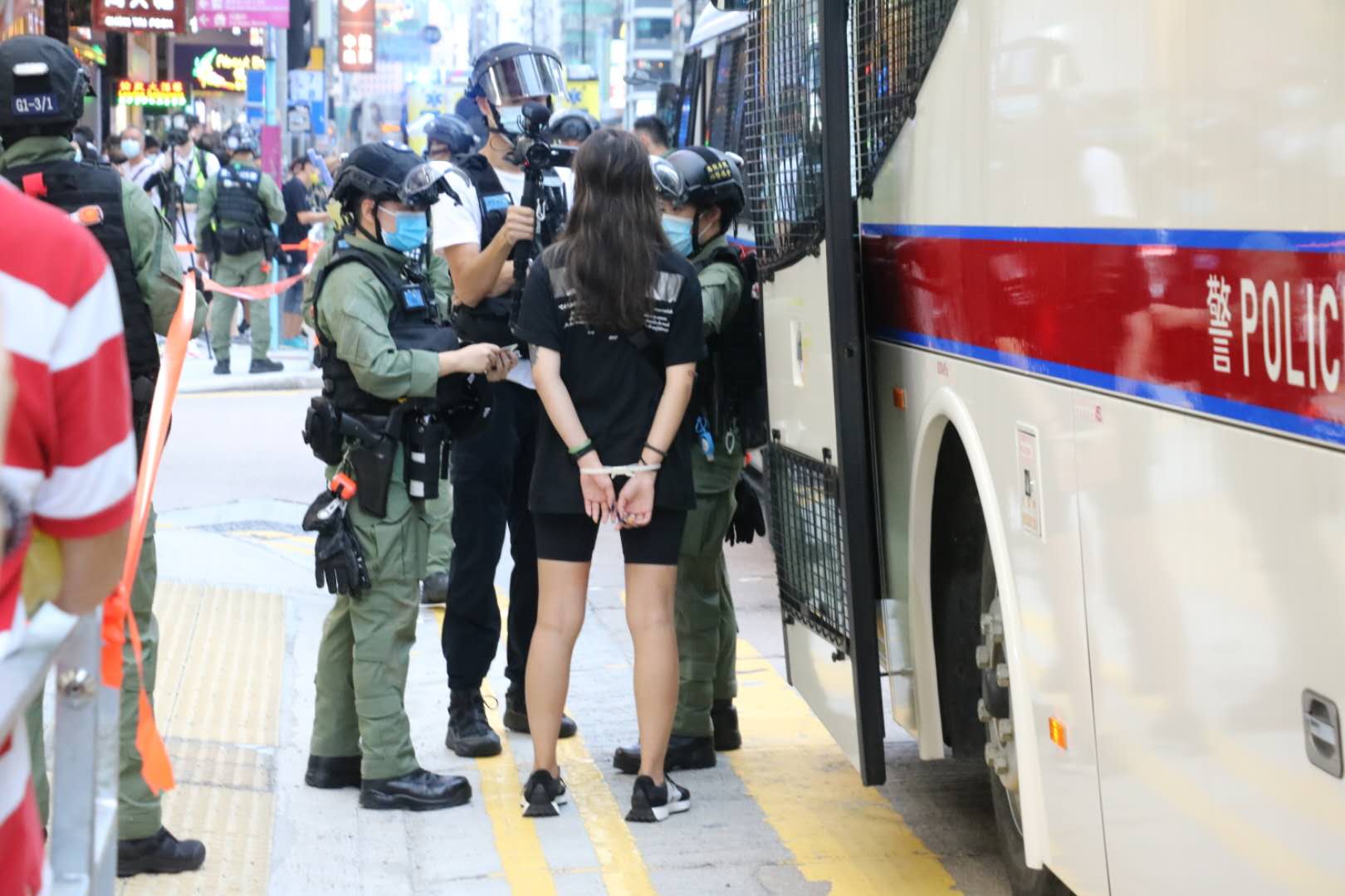 旺角被拘捕人士帶上警車。香港文匯報記者 攝
