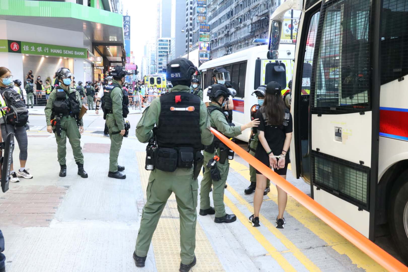 旺角被拘捕人士帶上警車。香港文匯報記者 攝