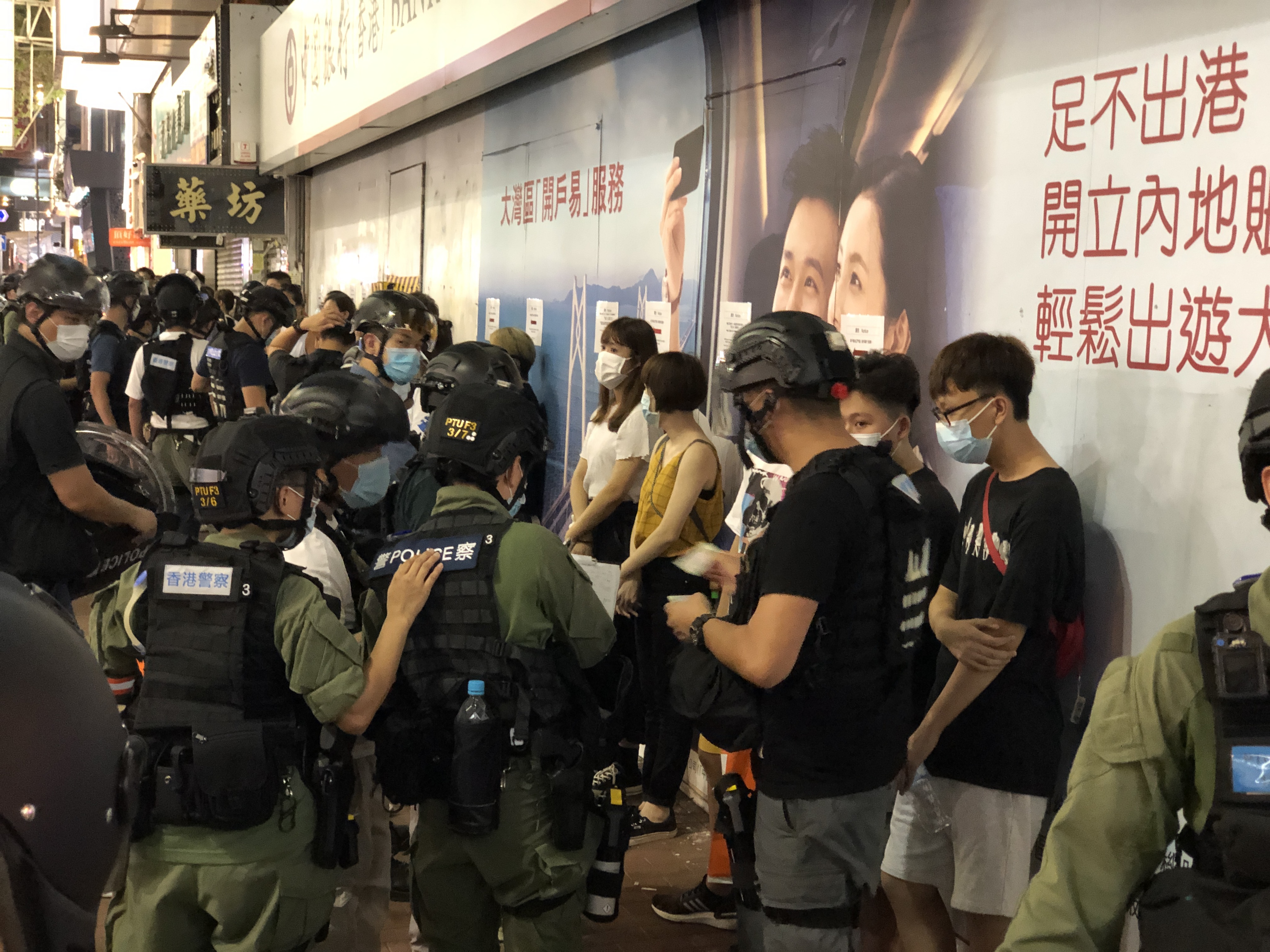 旺角被拘捕人士帶上警車。香港文匯報記者 攝