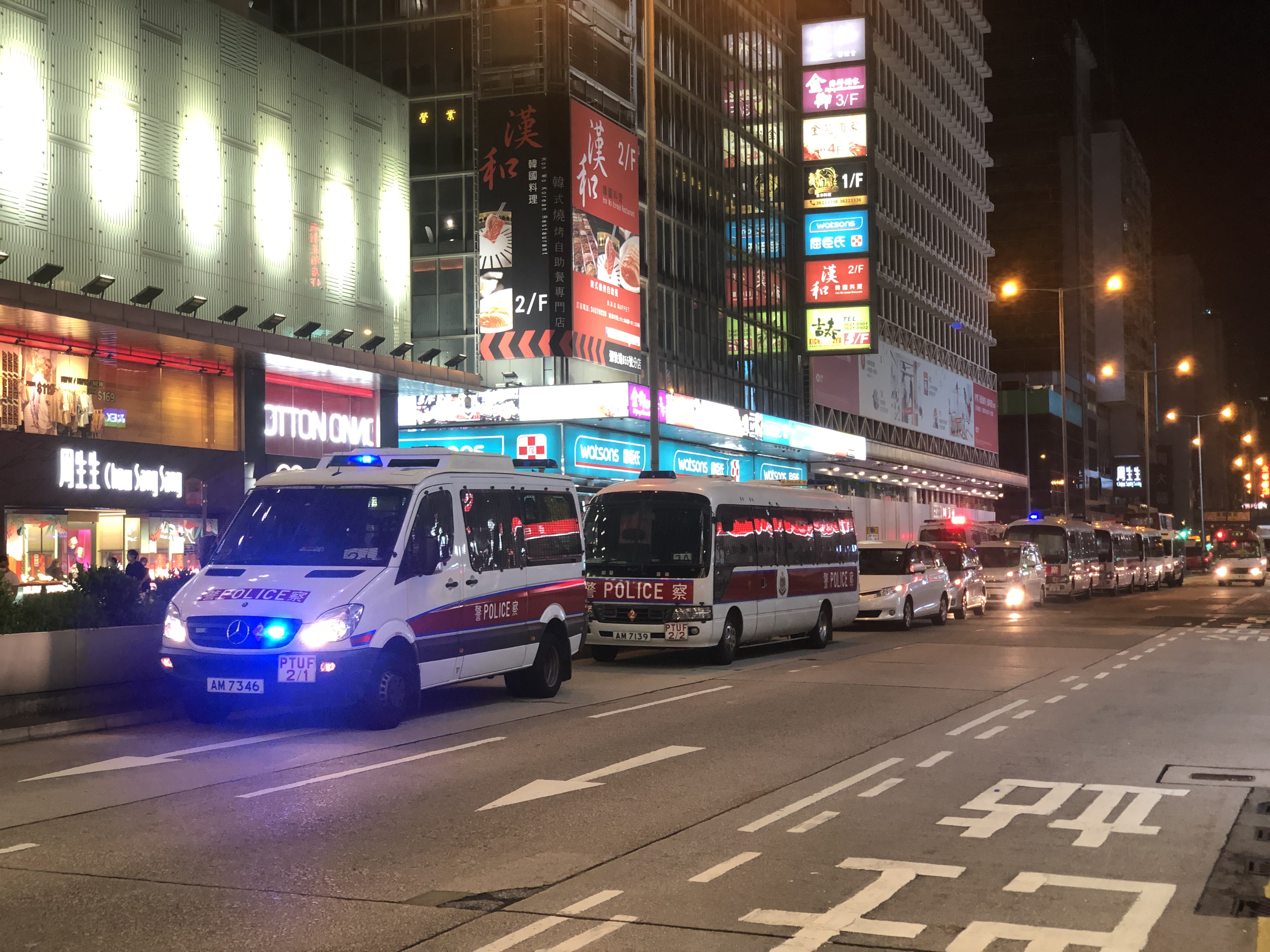 旺角被拘捕人士帶上警車。香港文匯報記者 攝